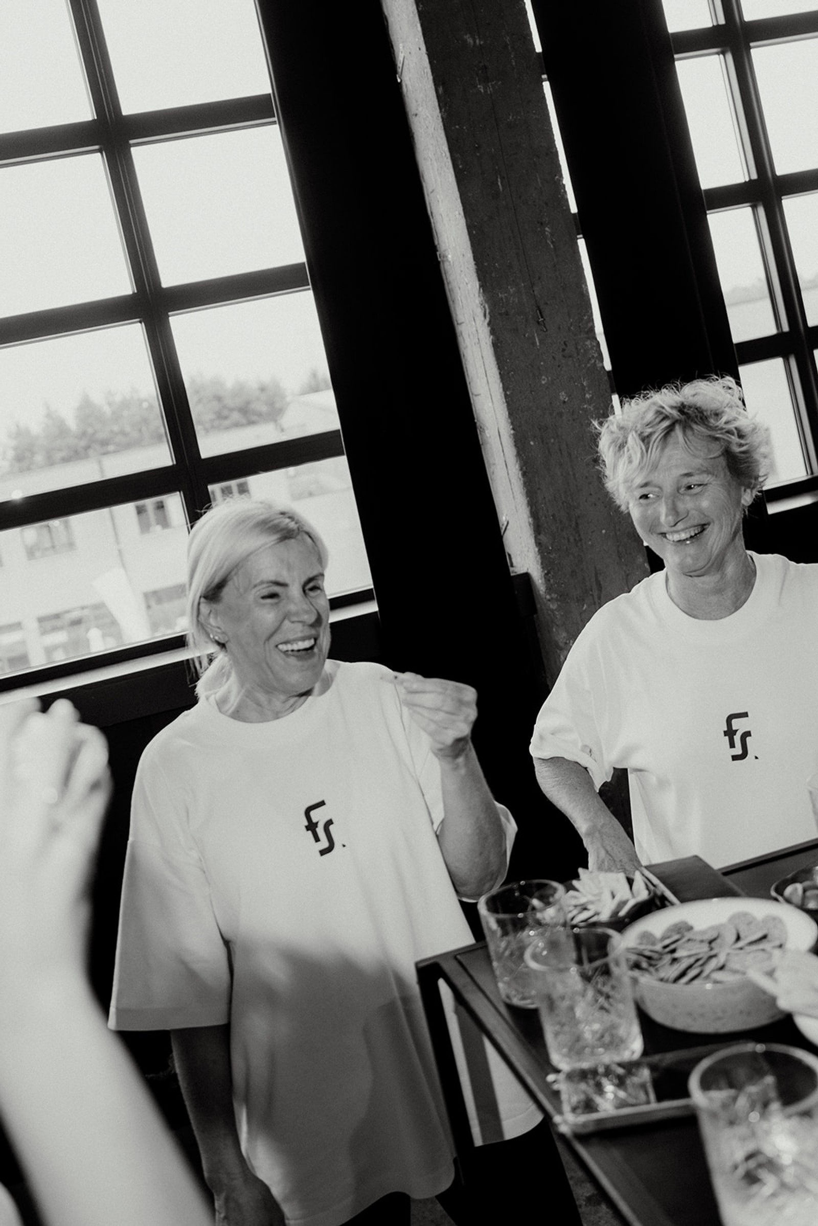Lachen rond de tafel tijdens een event in de studio