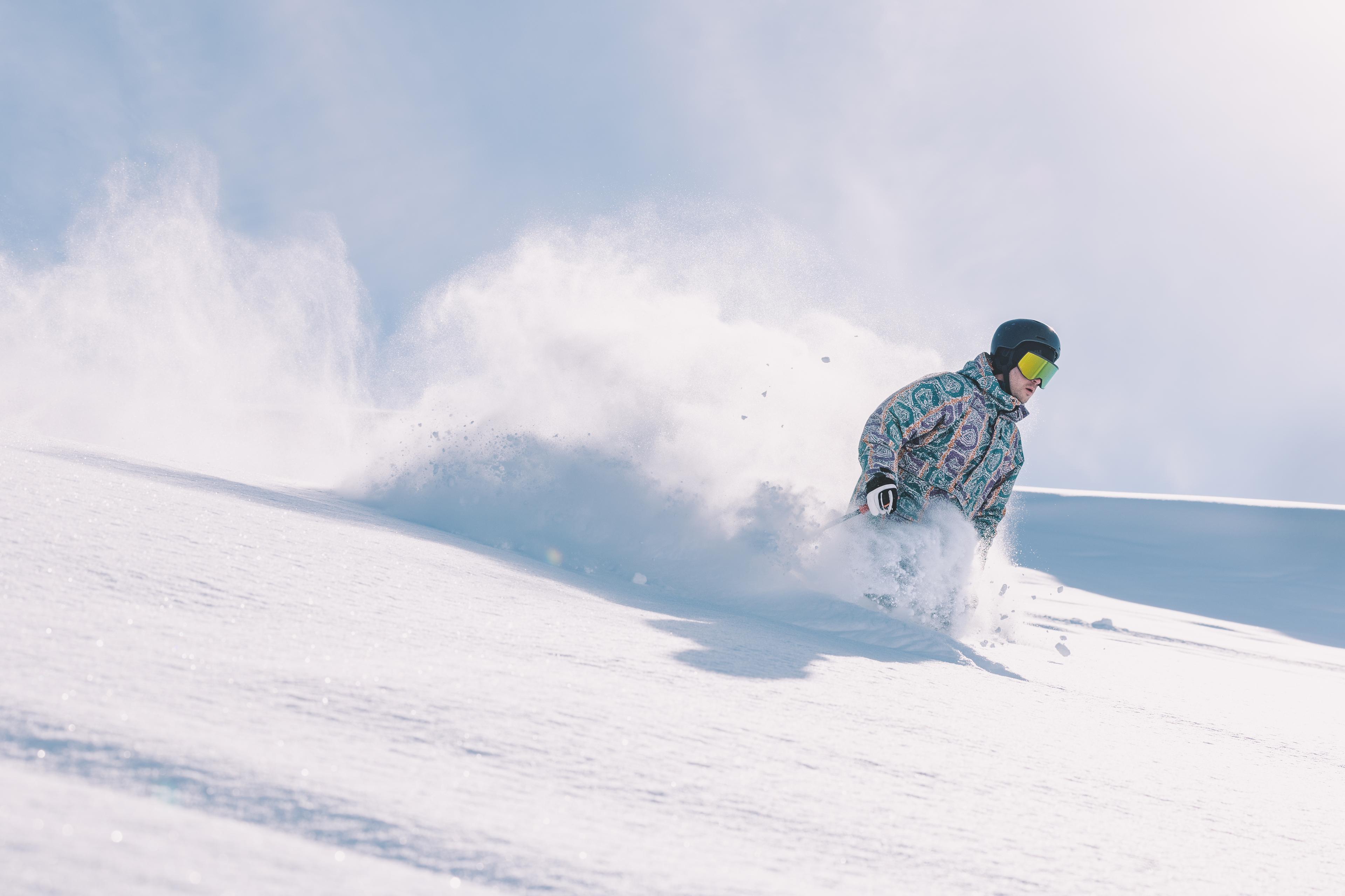 Skikjører cruiser i pudder