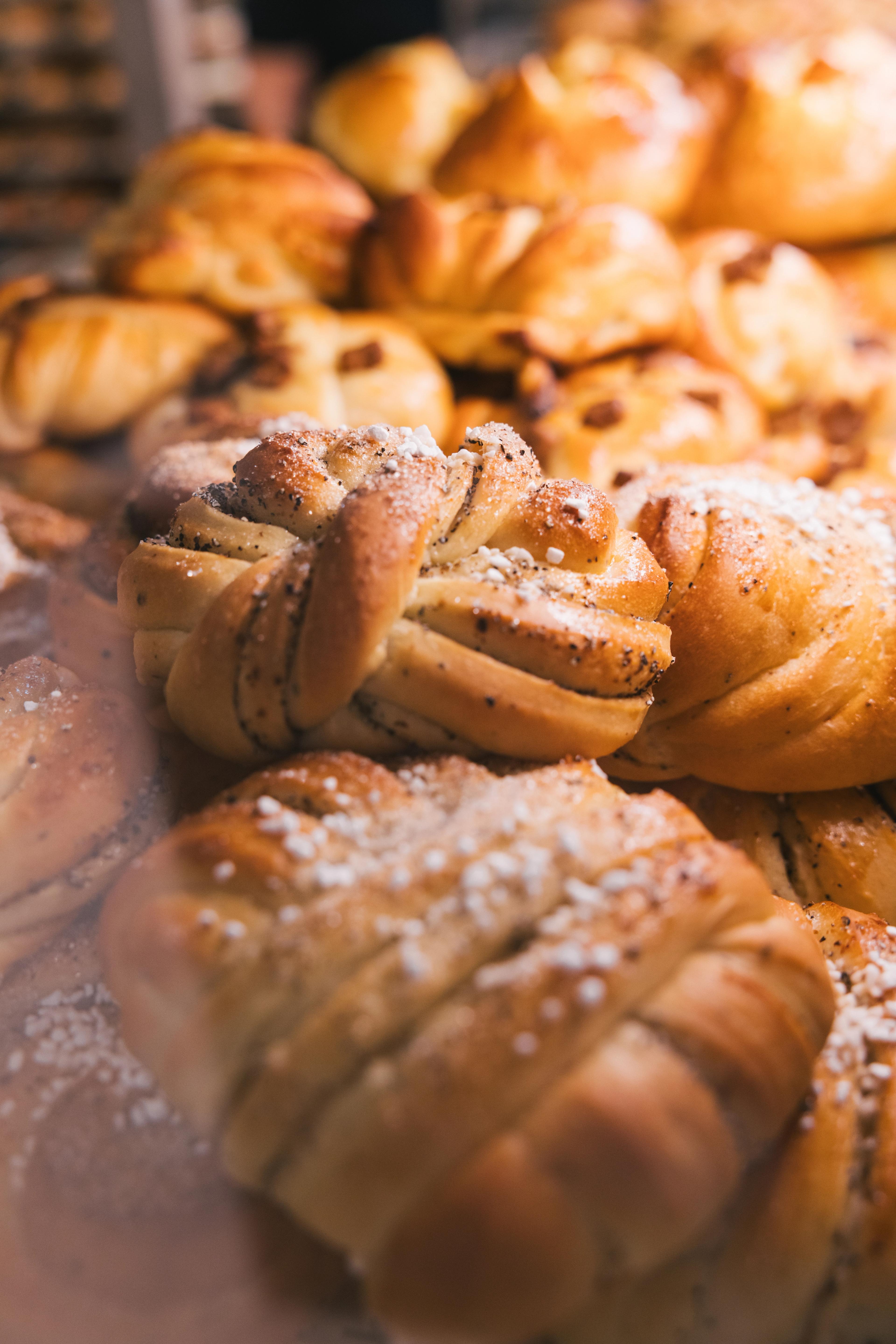 Kardamombrötchen an der Theke der Flåm Bäckerei.