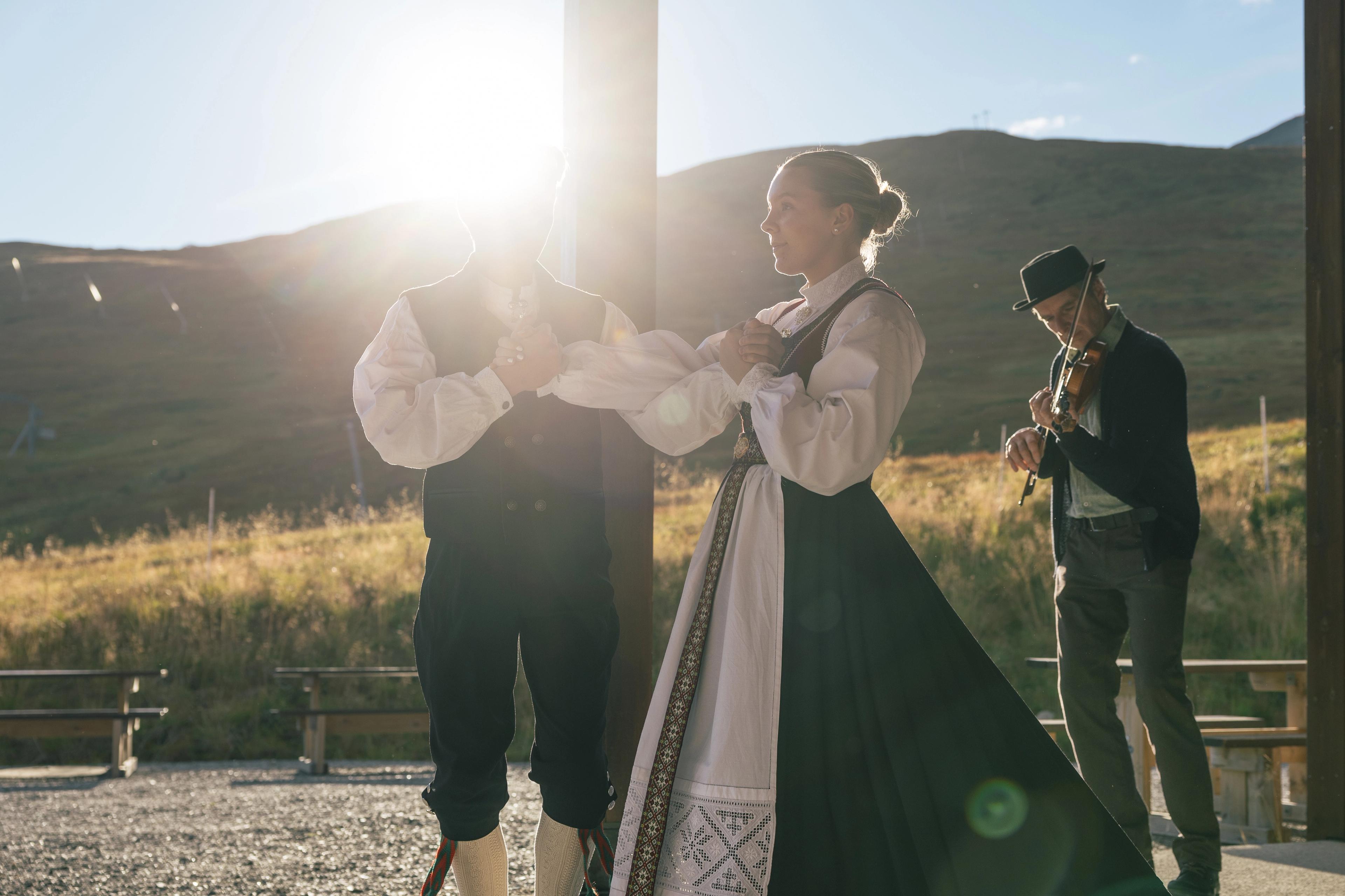 Gutt og jente danser i bunad