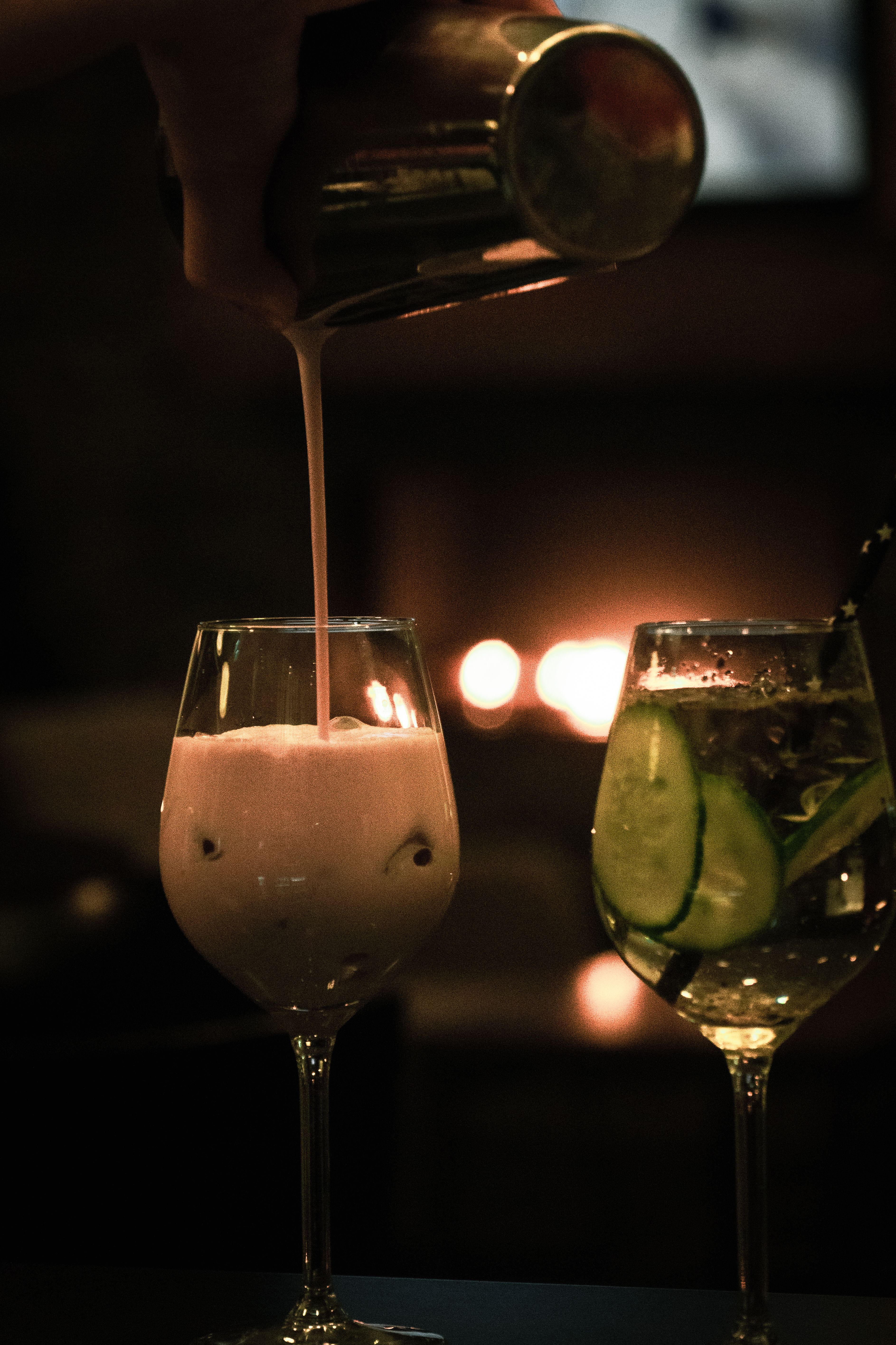 To drinker med glødende peis i bakgrunnen