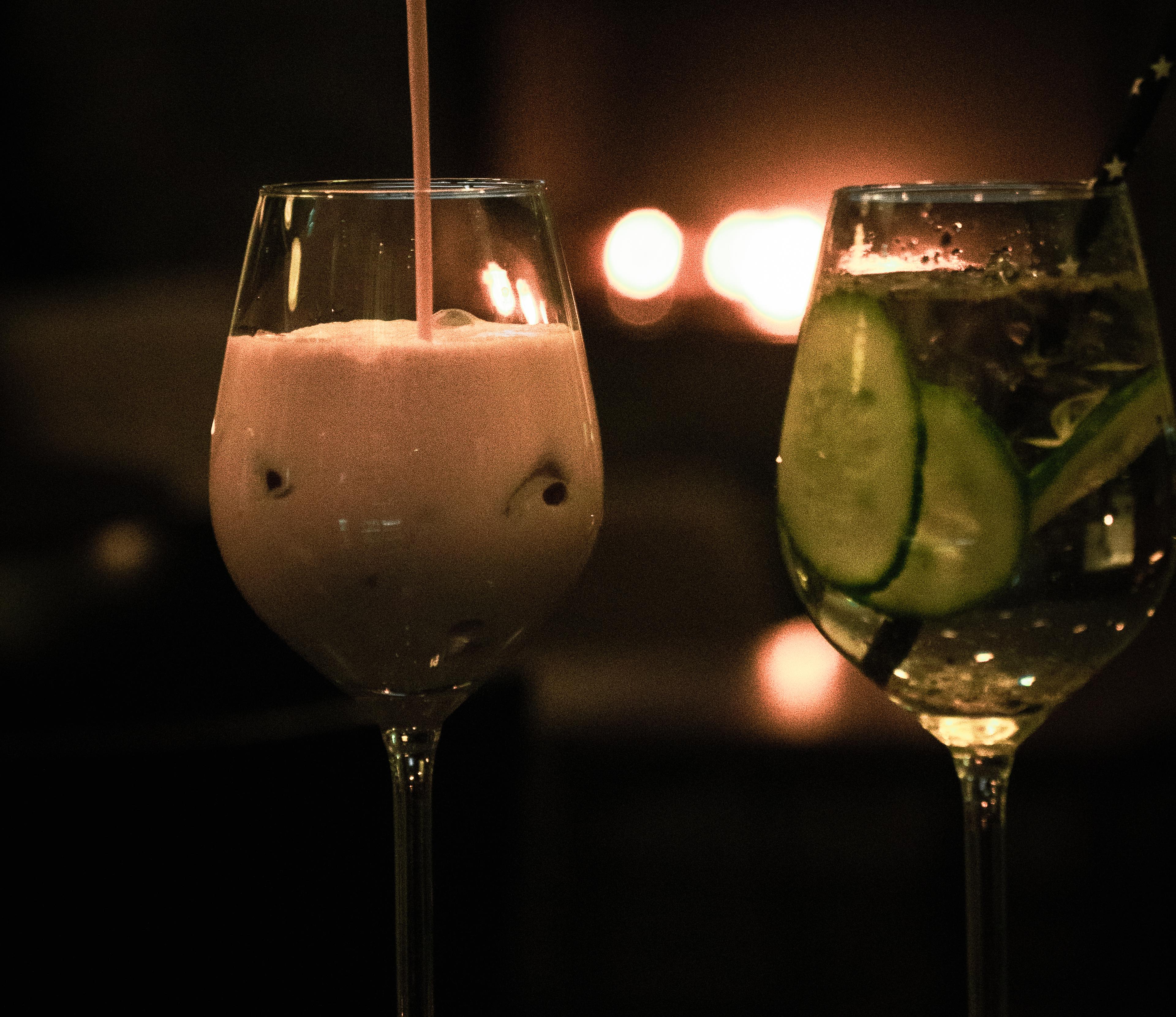 To drinker med glødende peis i bakgrunnen