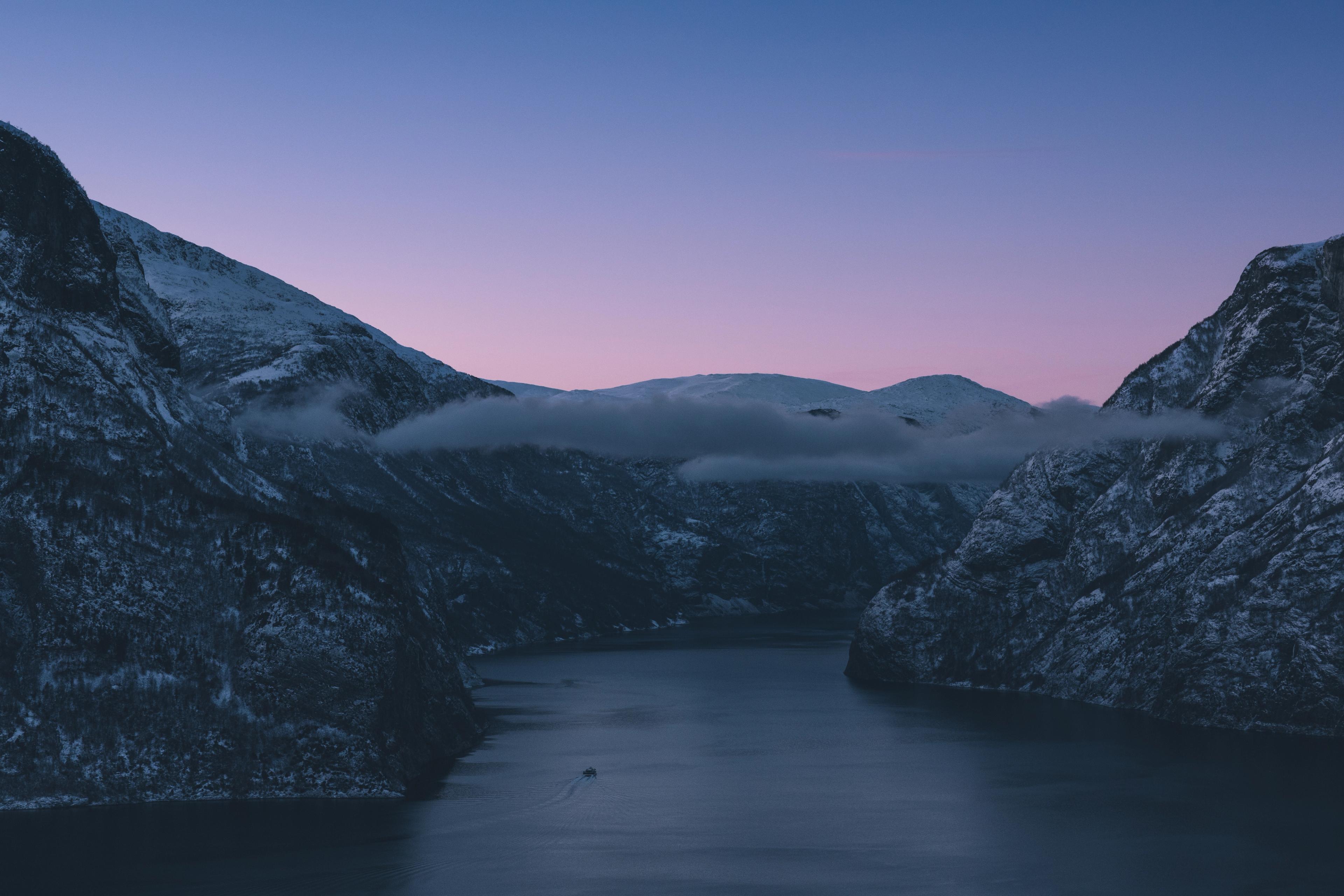Fjordlandskap med rosa himmel