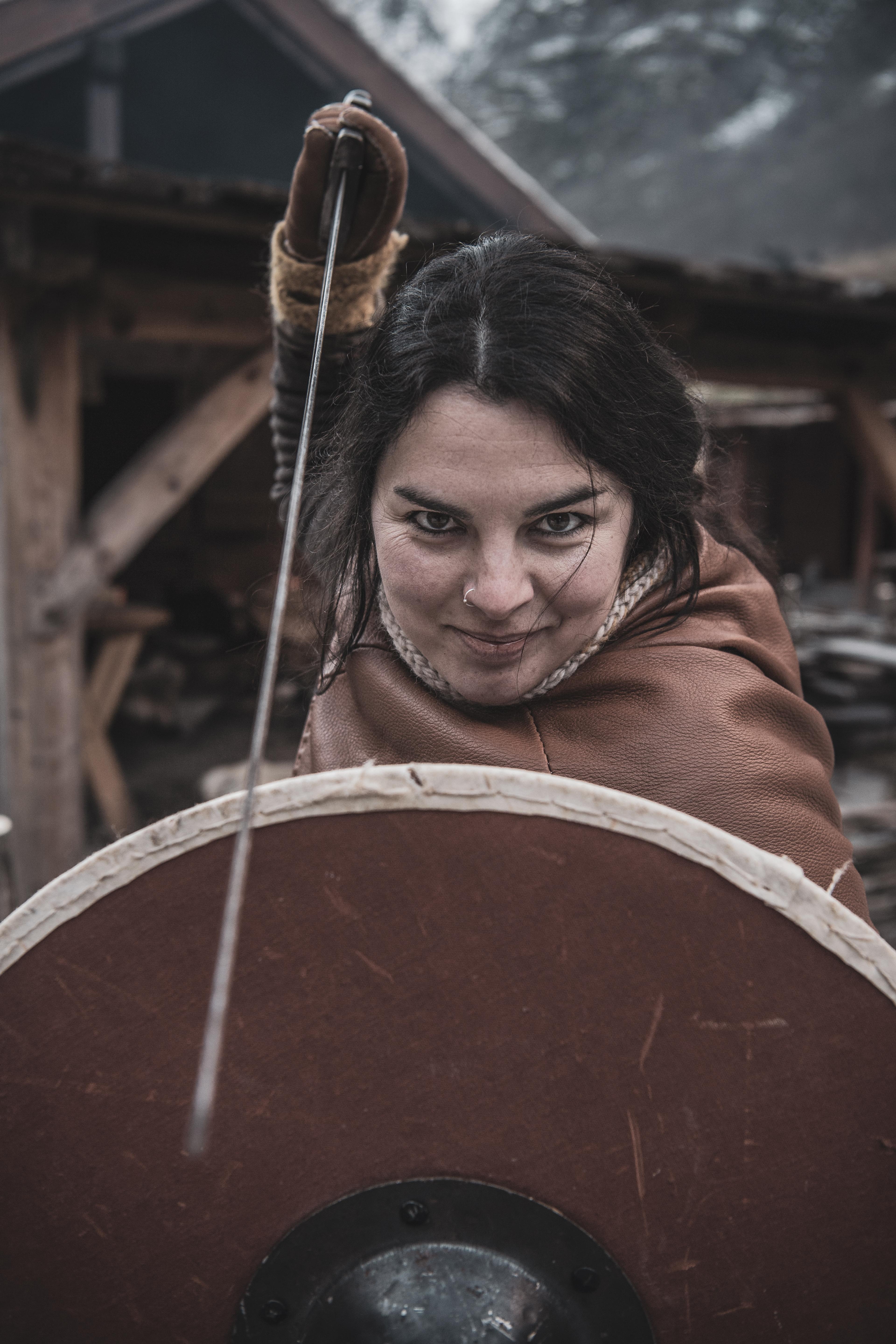 Vikingkvinne med sverd og skjold