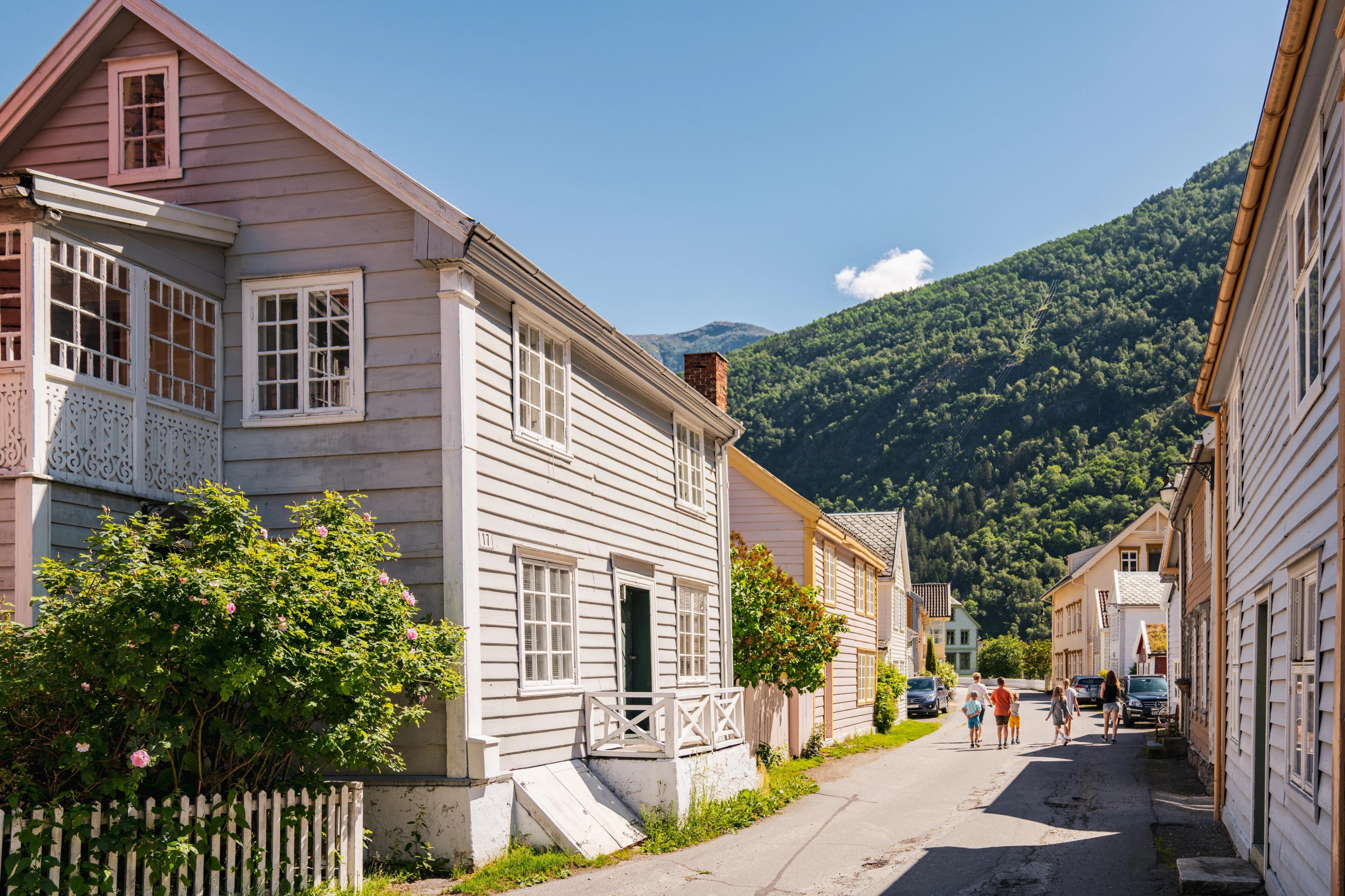 Turister vandrer i gamlegata på Lærdalsøyri en fin sommerdag