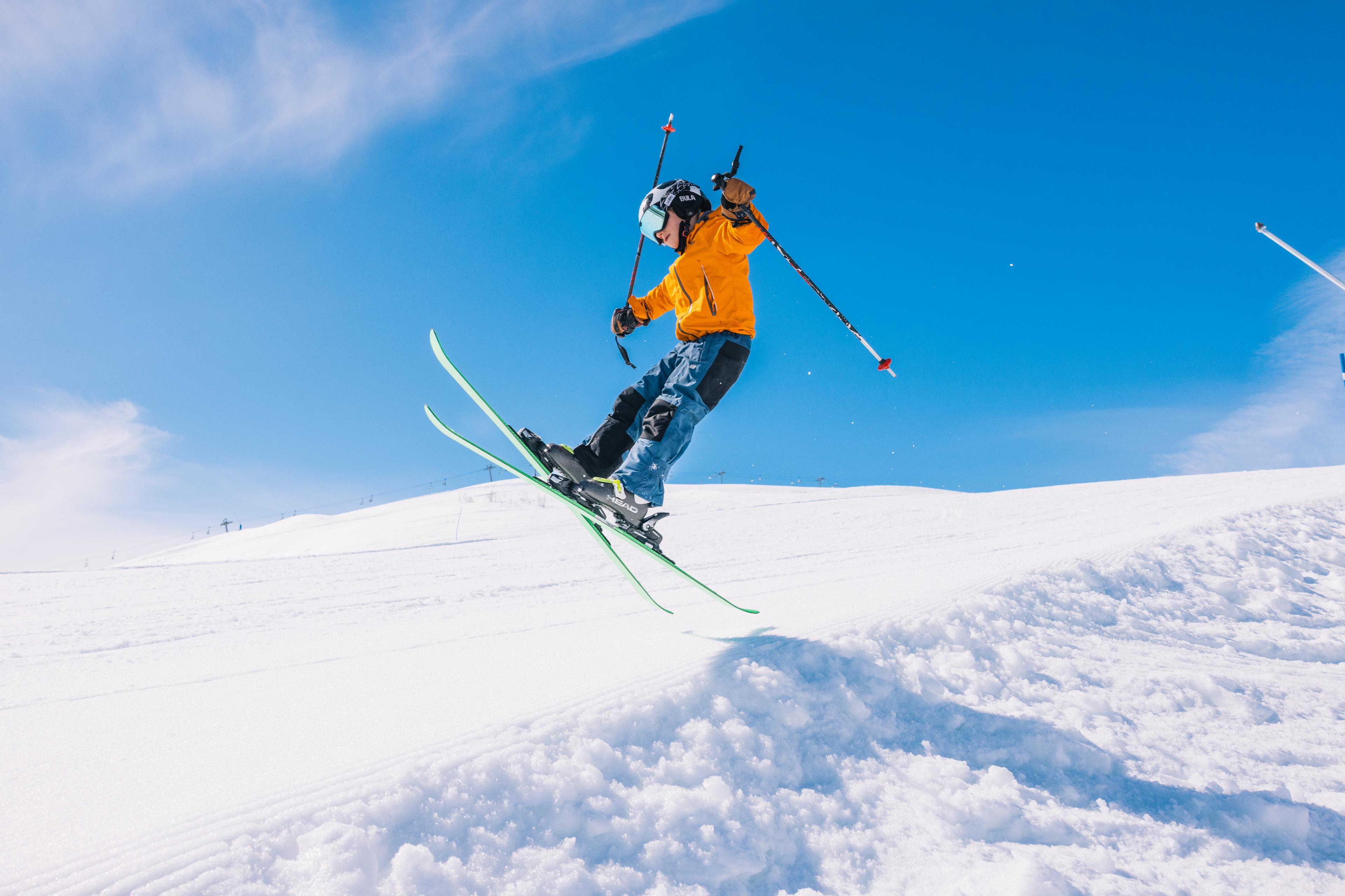 Gutt leikar seg på ski i Myrkdalen Fjellandsby