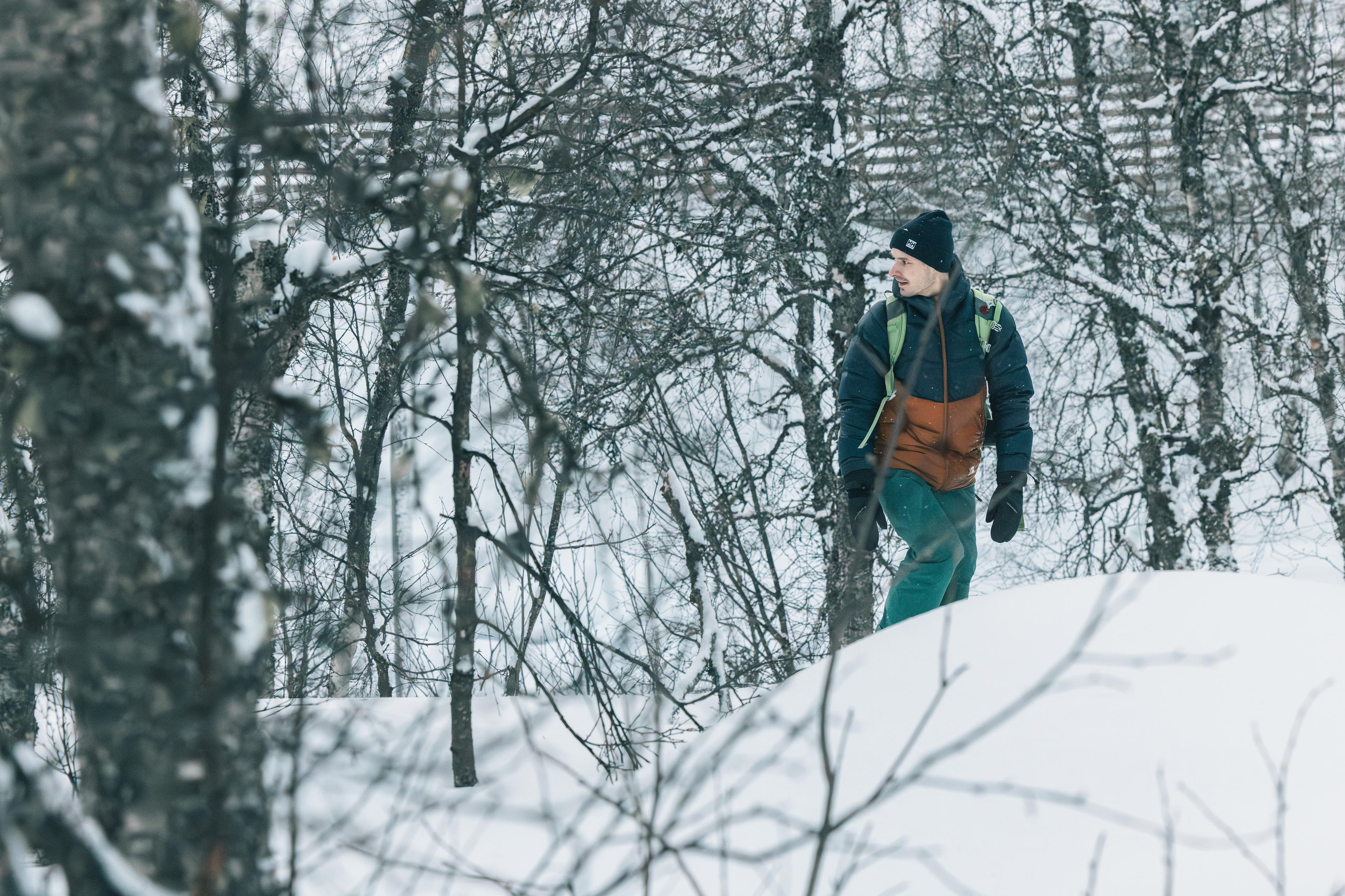 Person på truger i snødekt landskap