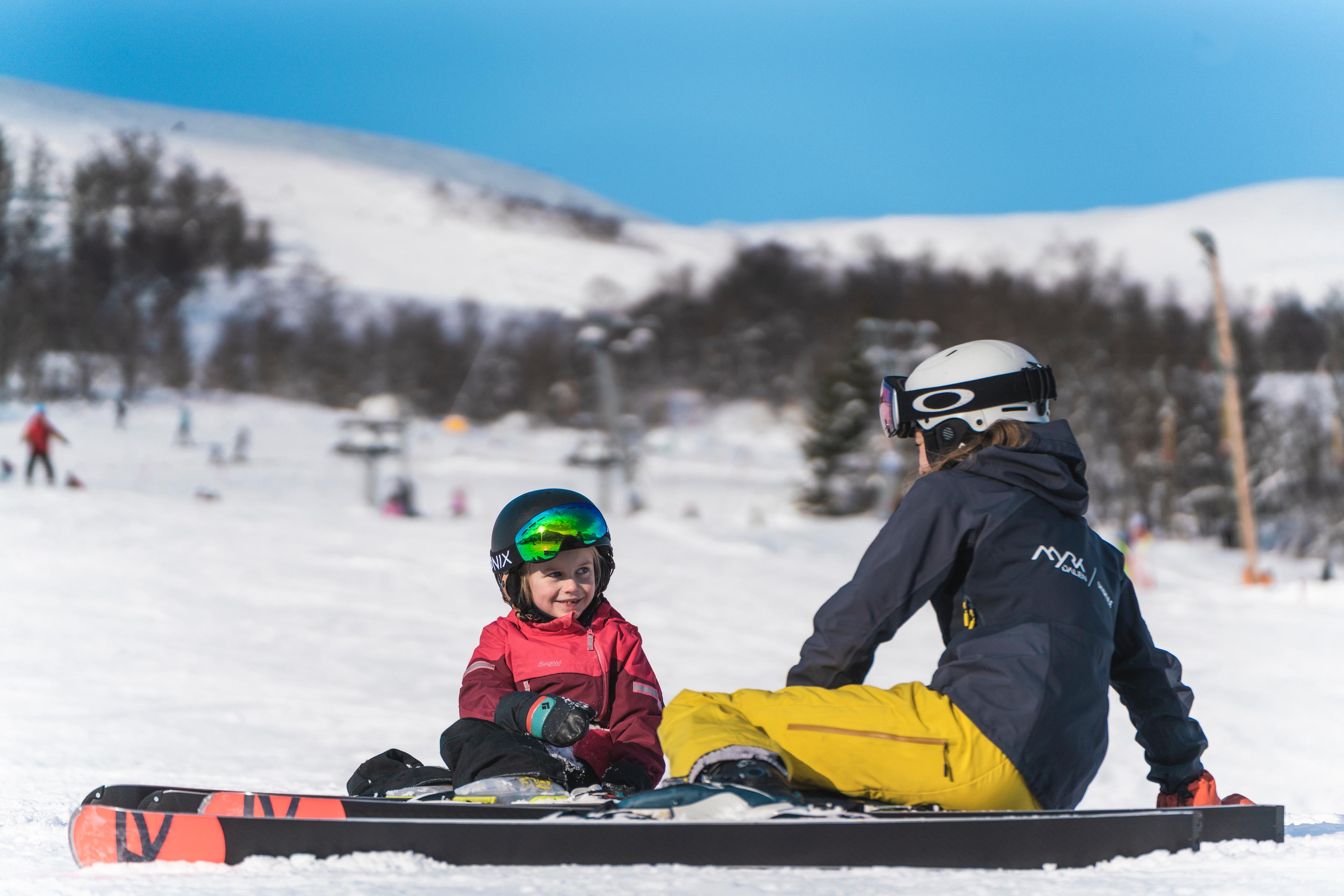 skiinstruktør og jente tar seg ein liten pause i skibakken