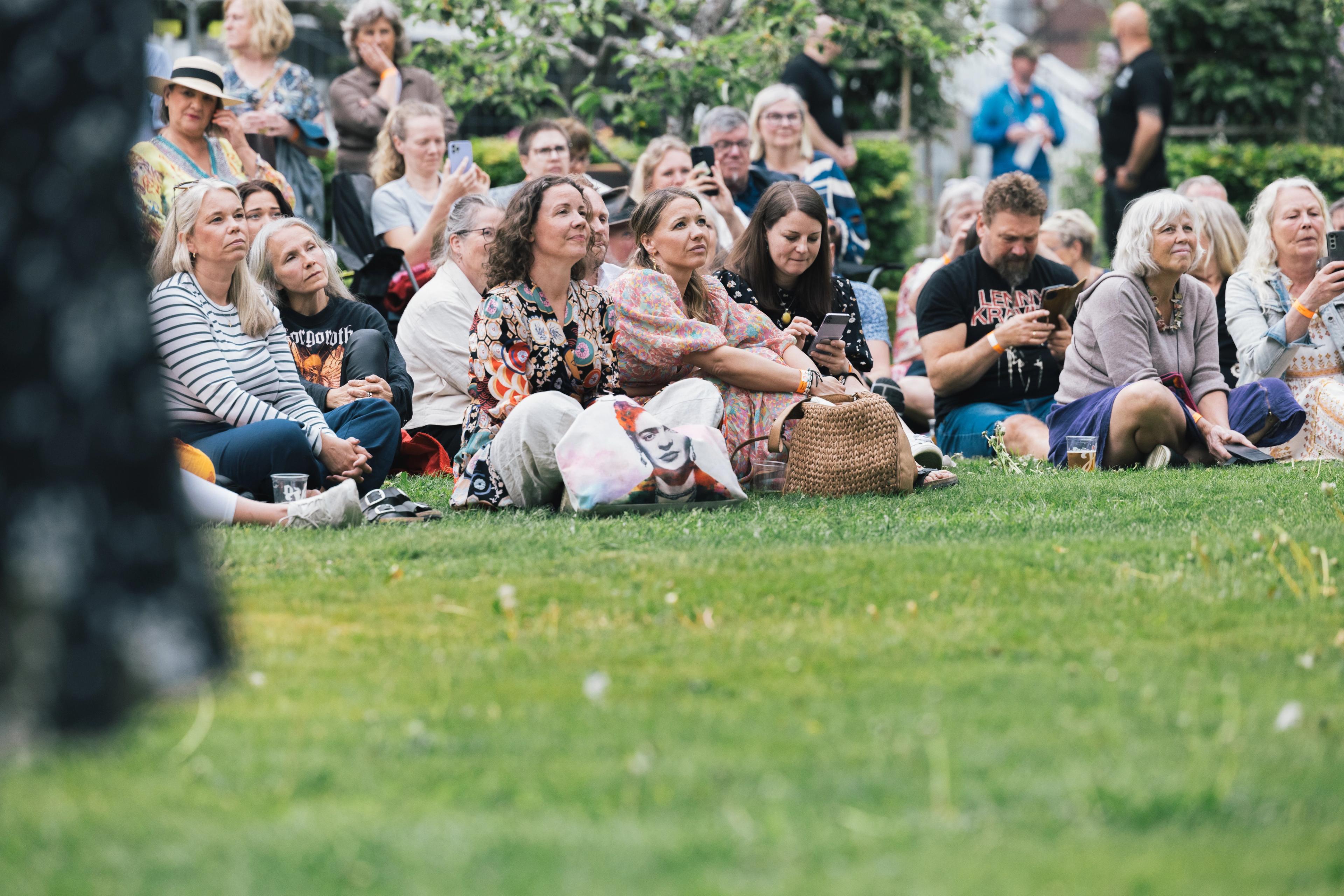 Concert guests on the lawn outside Fretheim Hotel.