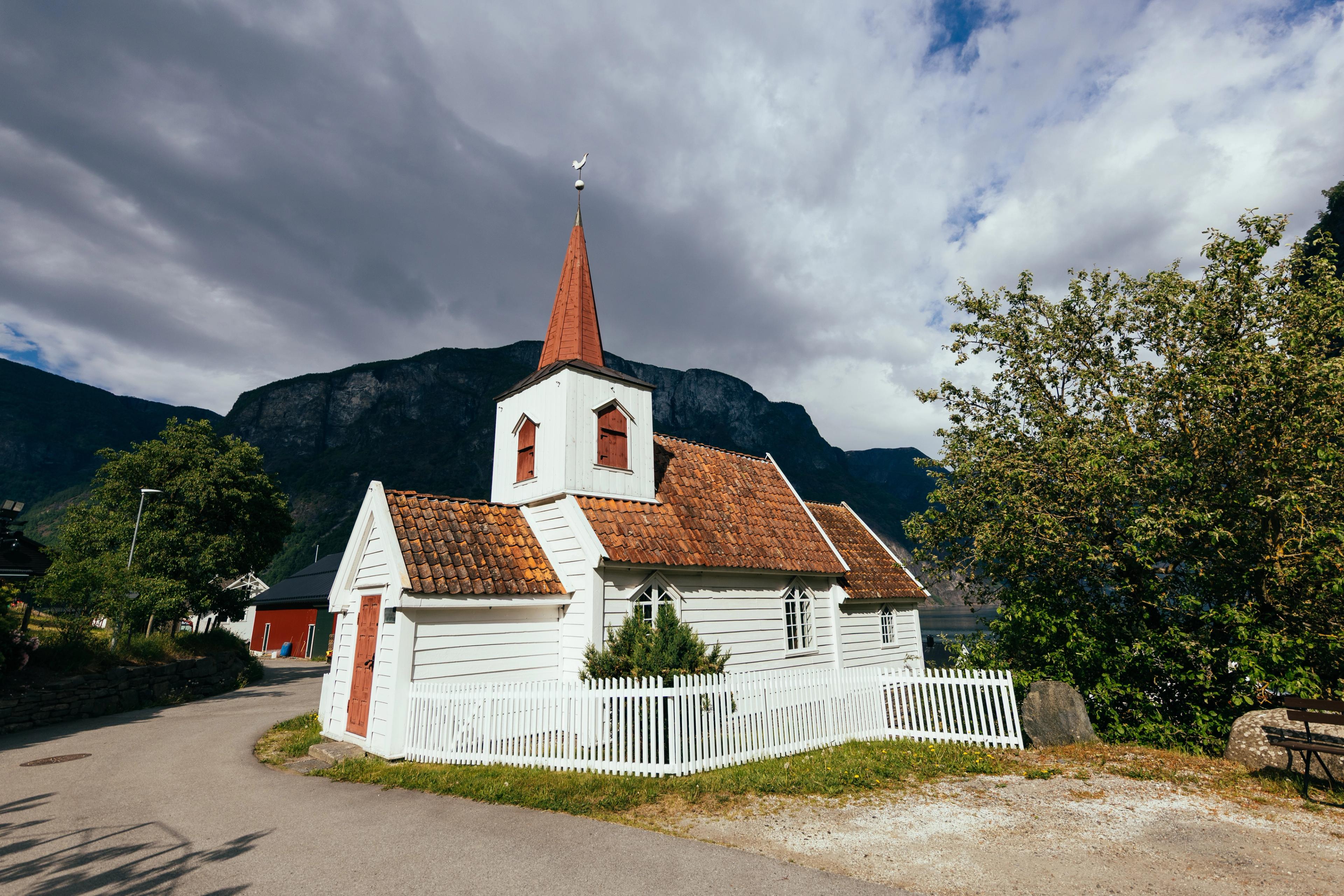 Bildet av stavkirken i Undredal i sollyset.