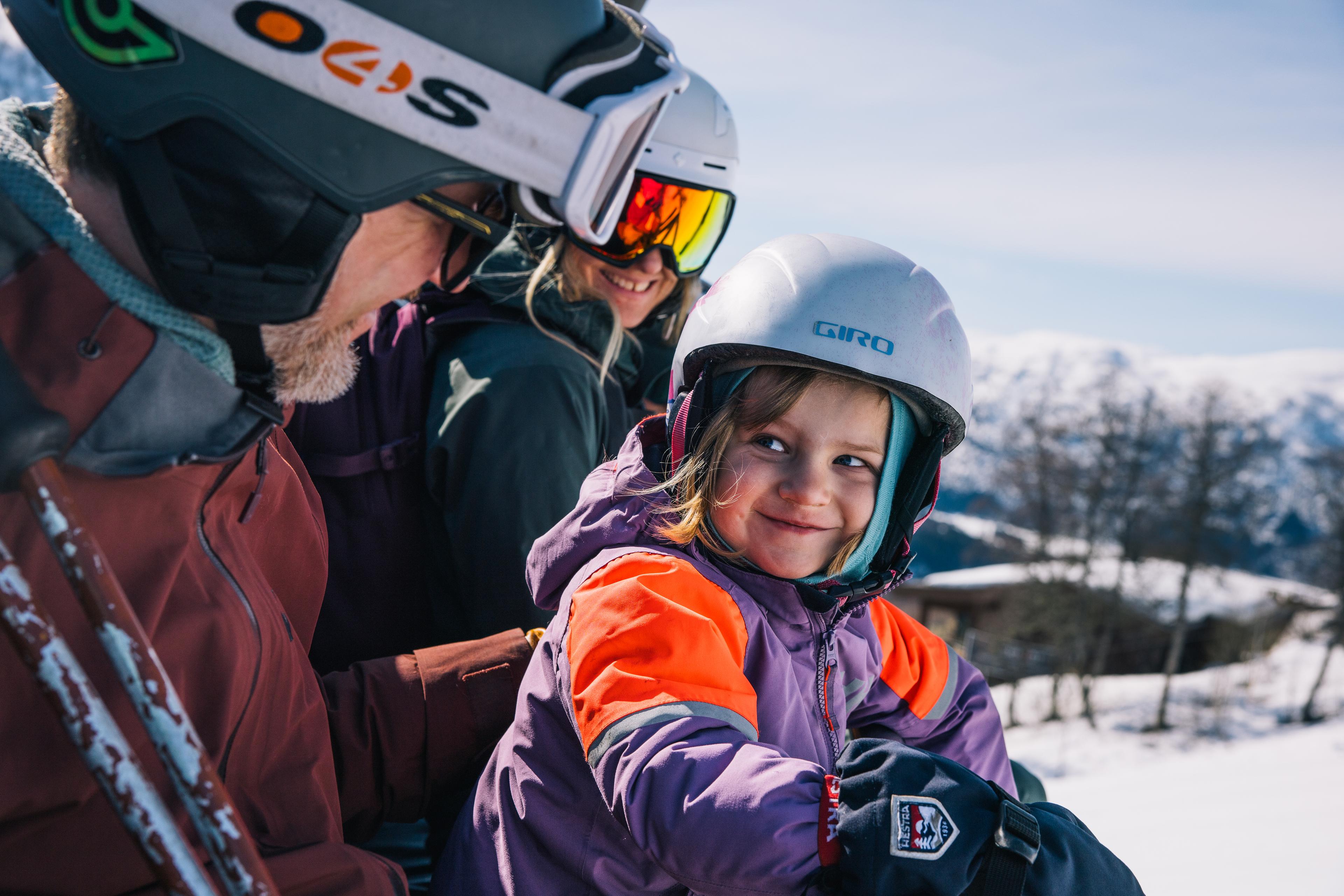 Familie på ski på veg opp i bakken.