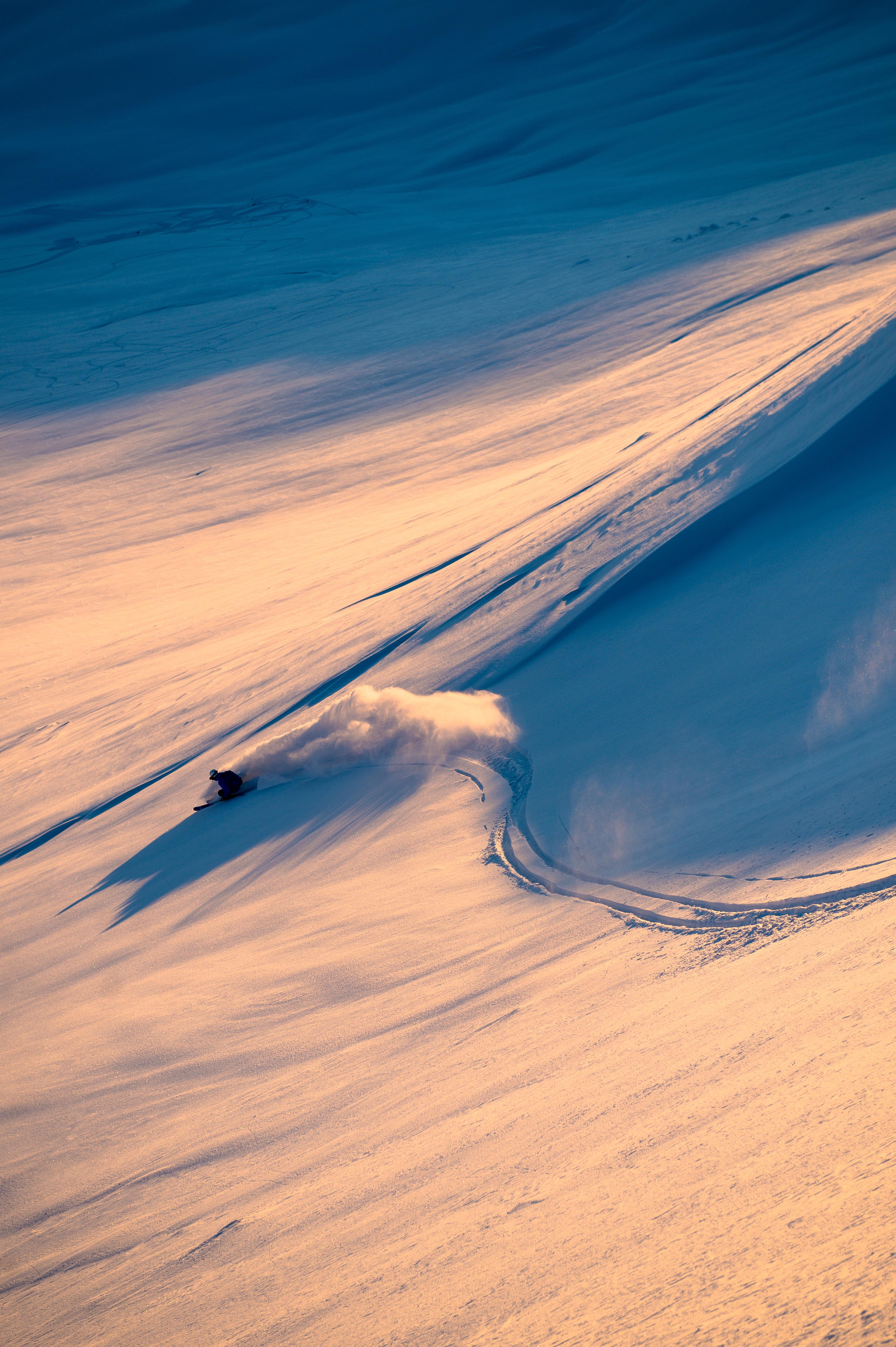 Frikjører lager spor i puddersnøen.