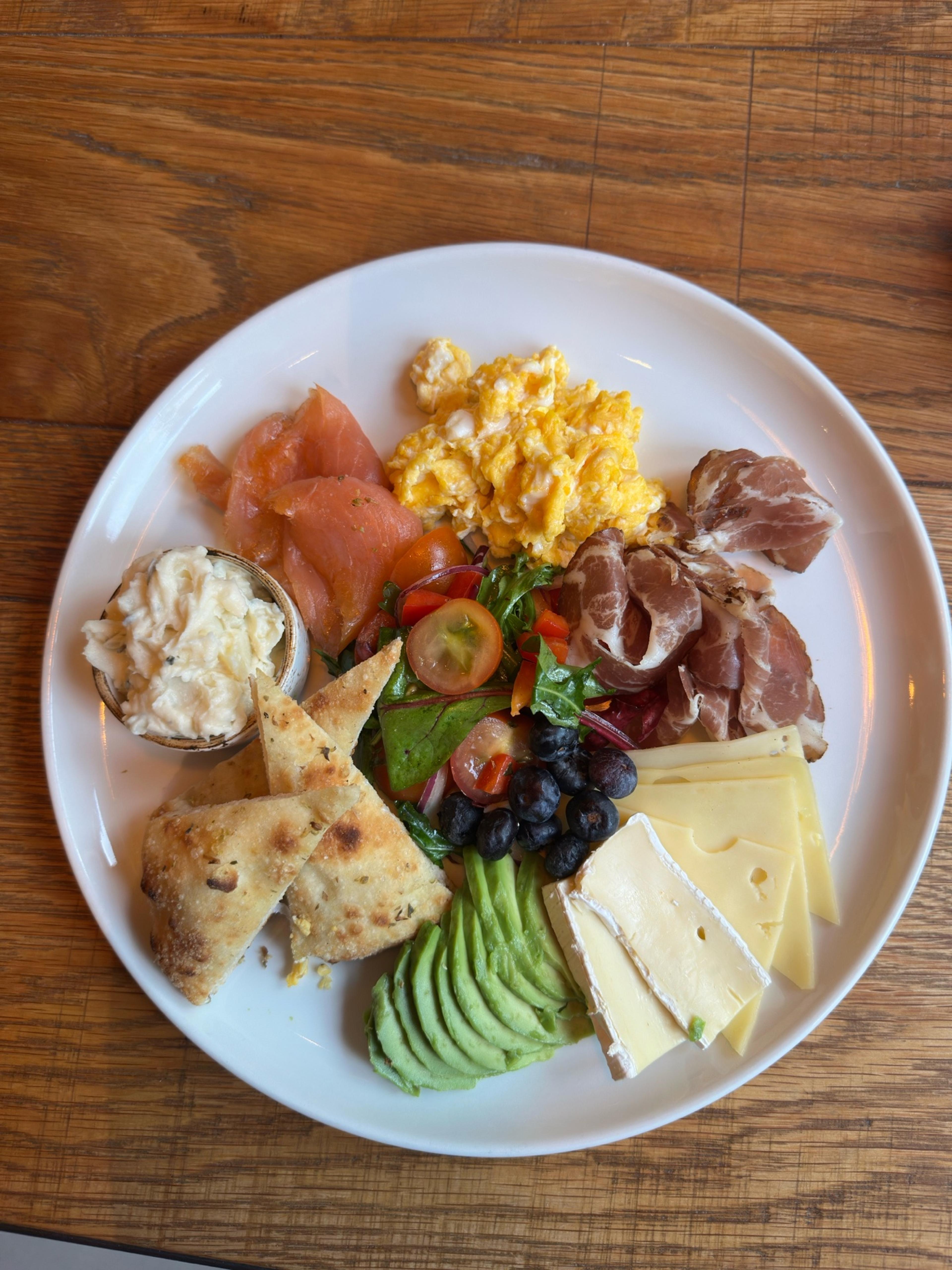 Brunch tallerken på Laksen Kafé & Bakeri