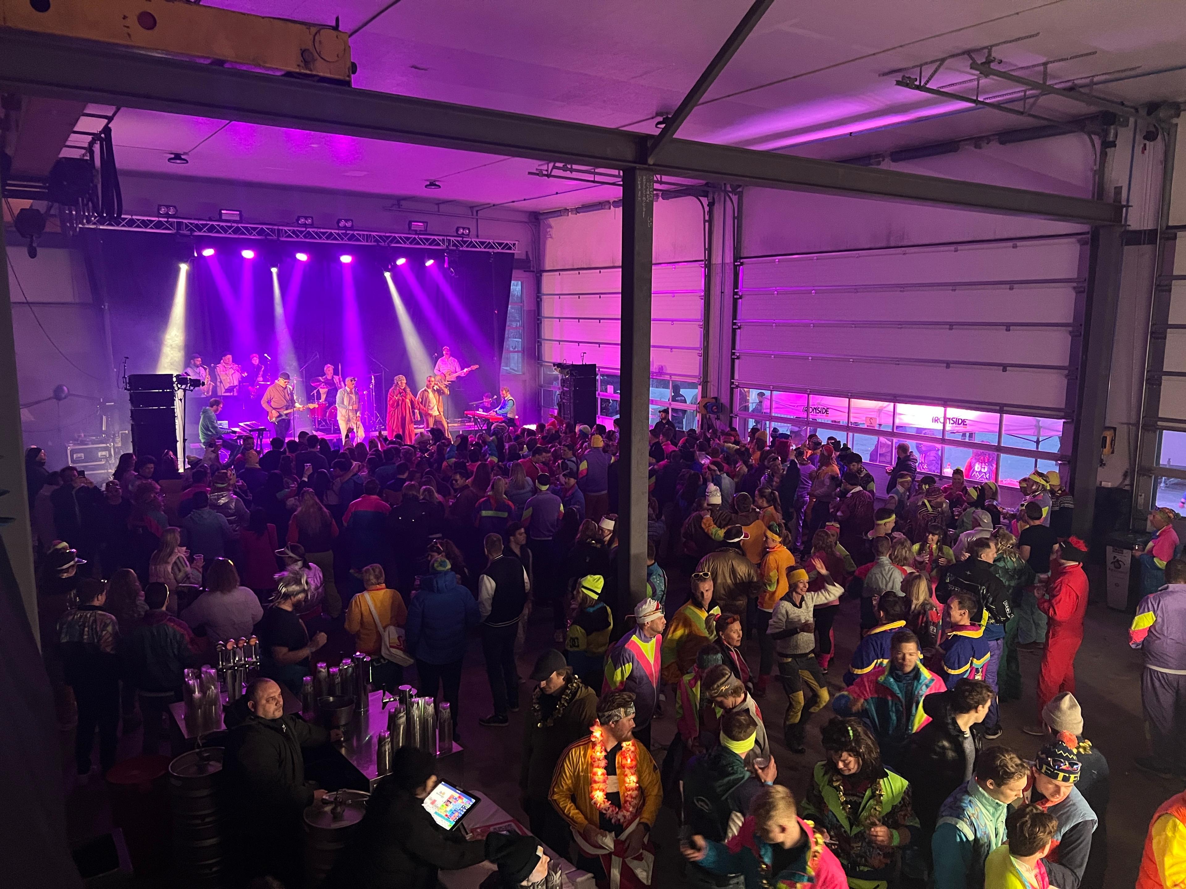 Fult festlokale i tråkkemaskingarasjen i Myrkdalen