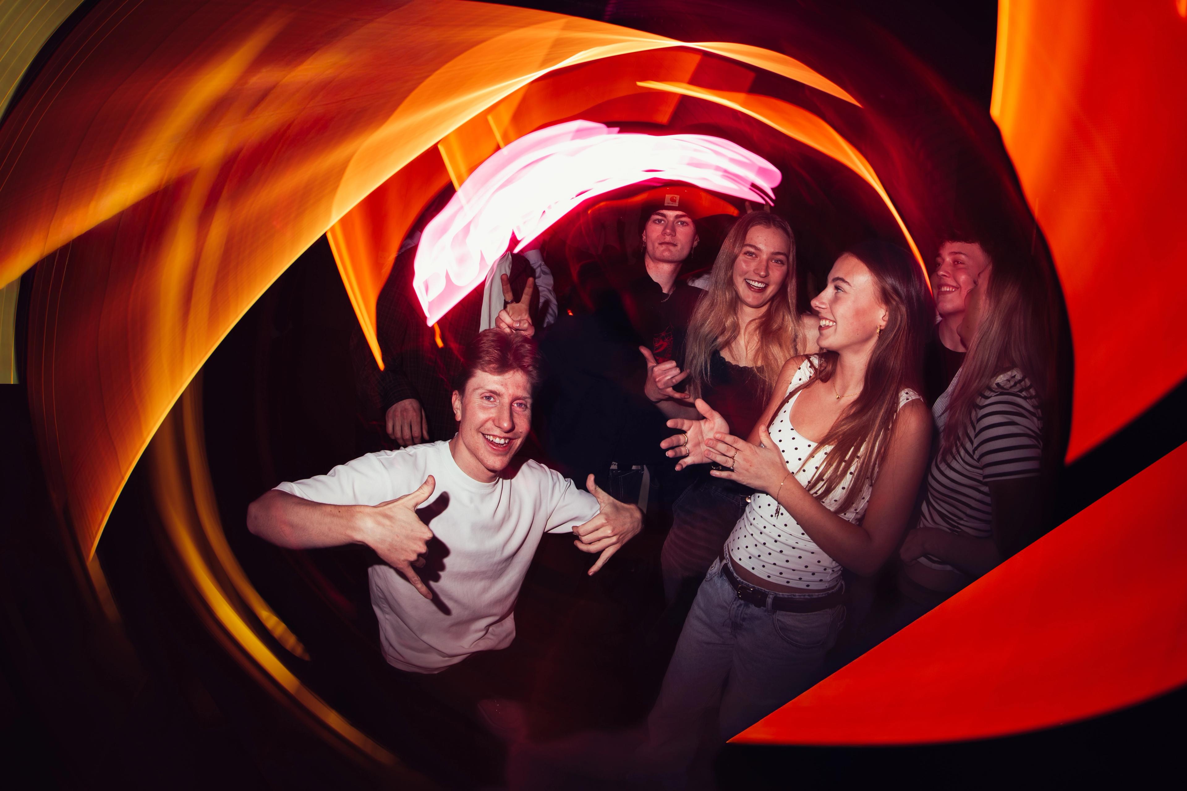 Ungdommer som danser på nattklubb