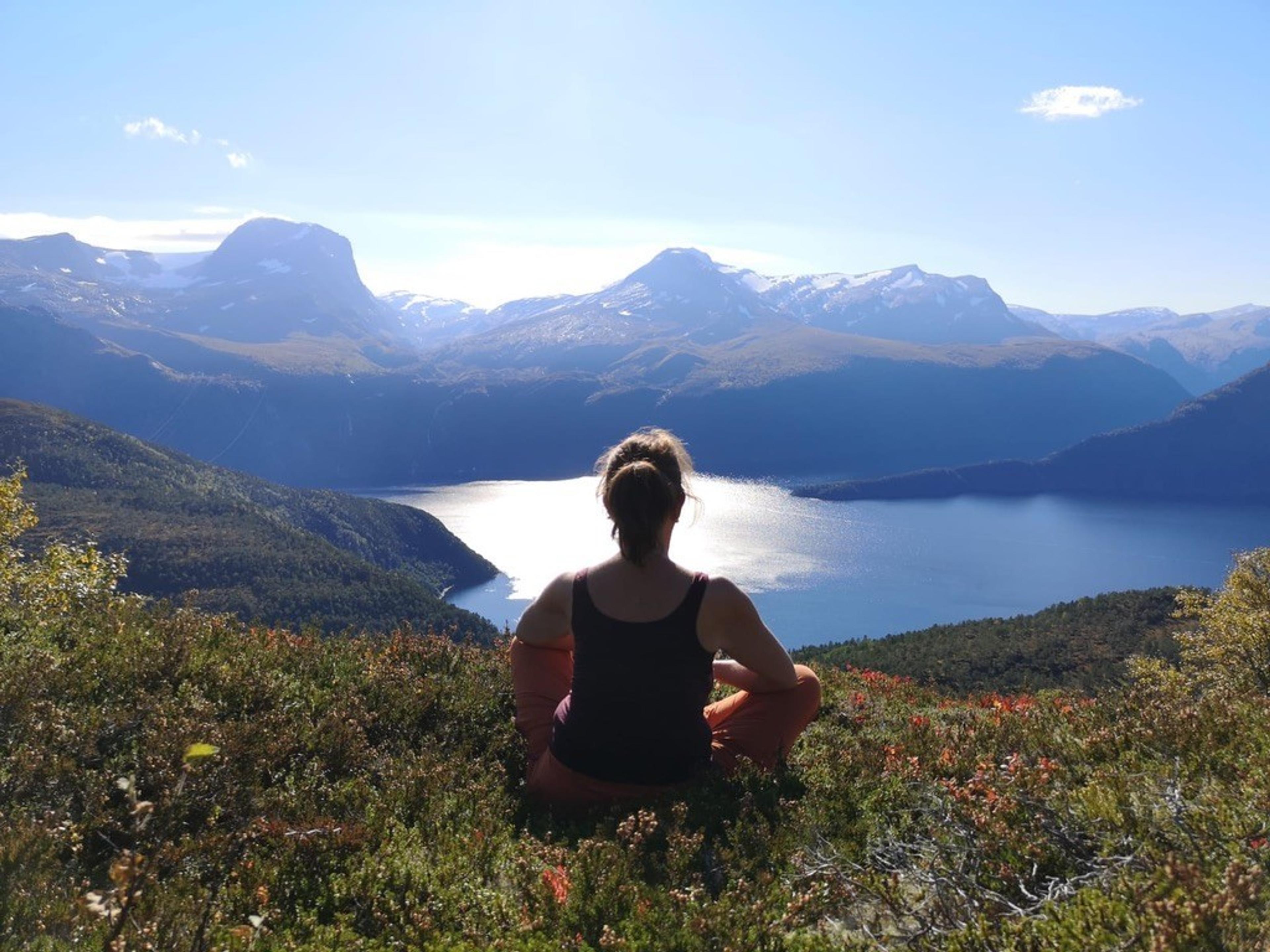 Anne Marie i lotus med utsik over fjellheimen