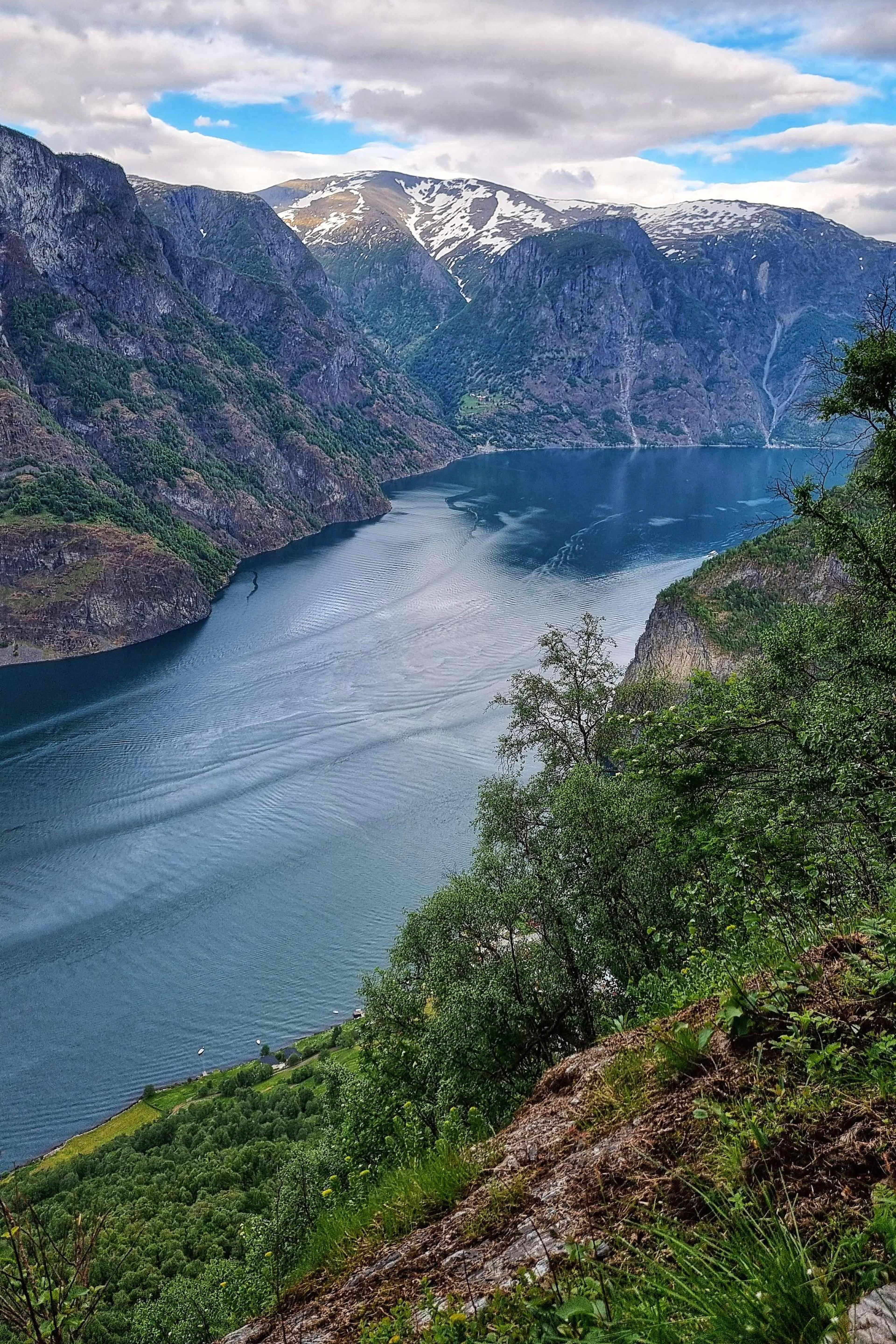 Blick auf den Aurlandsfjord von Hovdungo oberhalb des Dorfes Undredal.