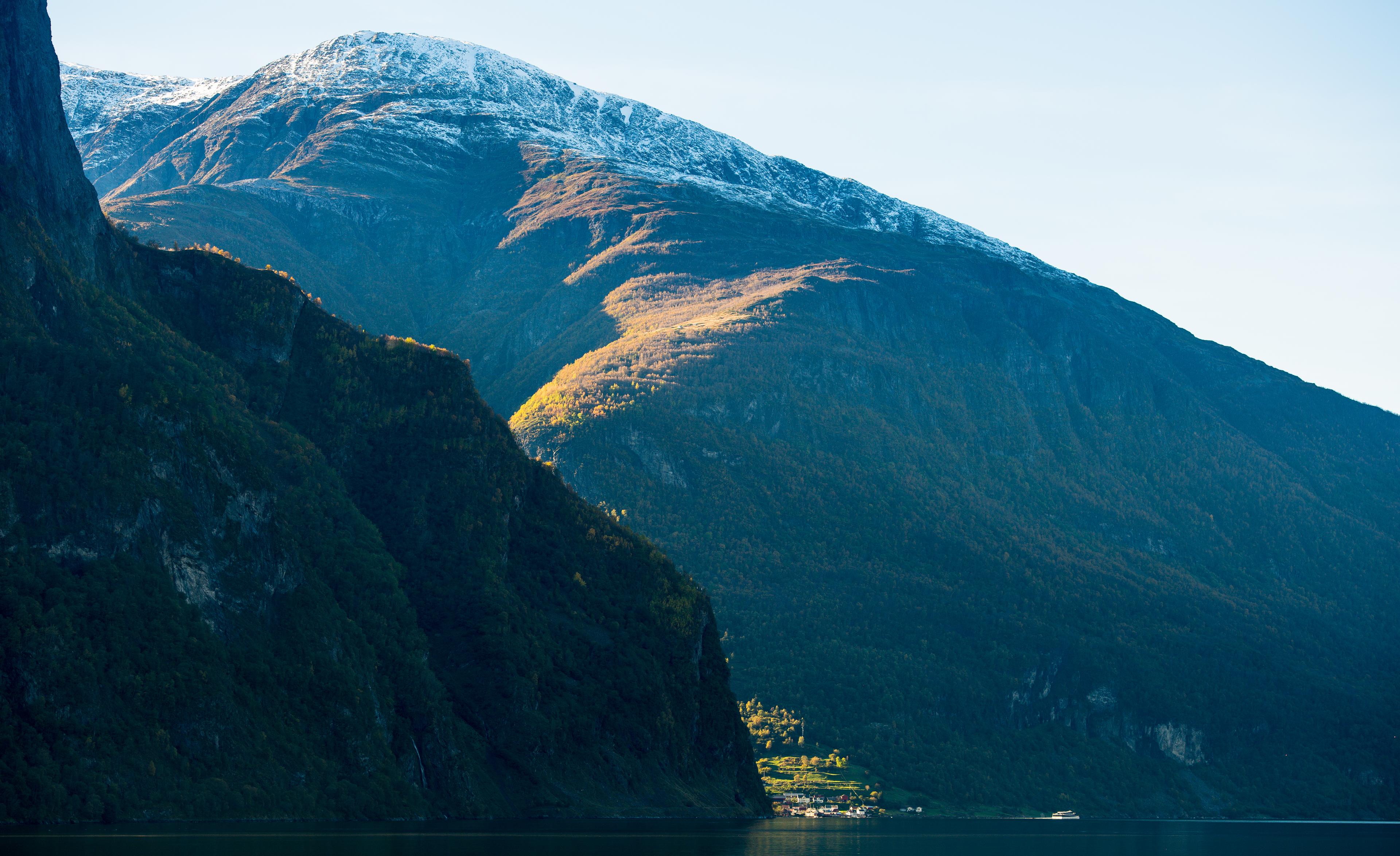 Flåm valley by train