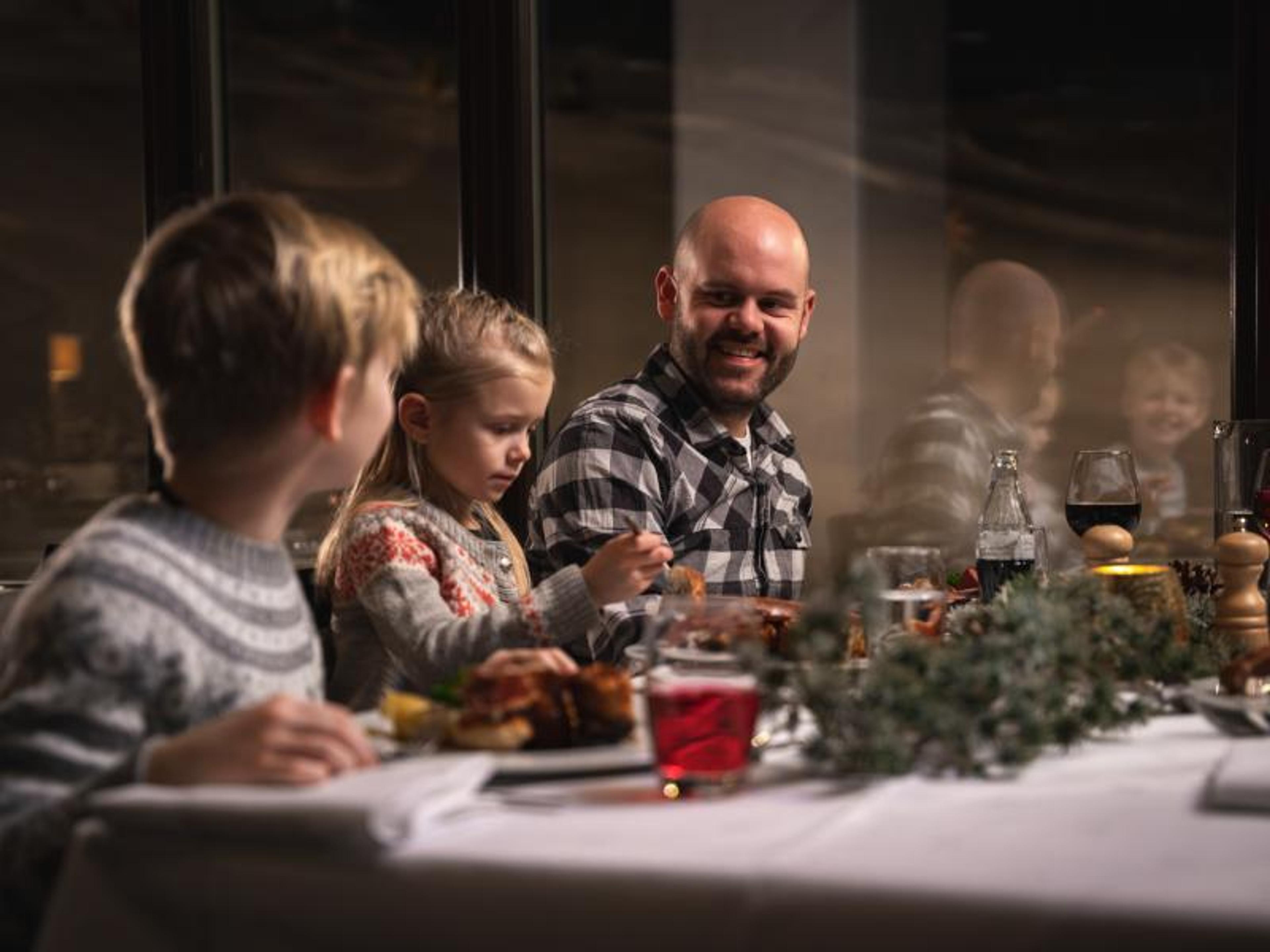 Family enjoying a christmas dinner at Myrkdalen Hotel