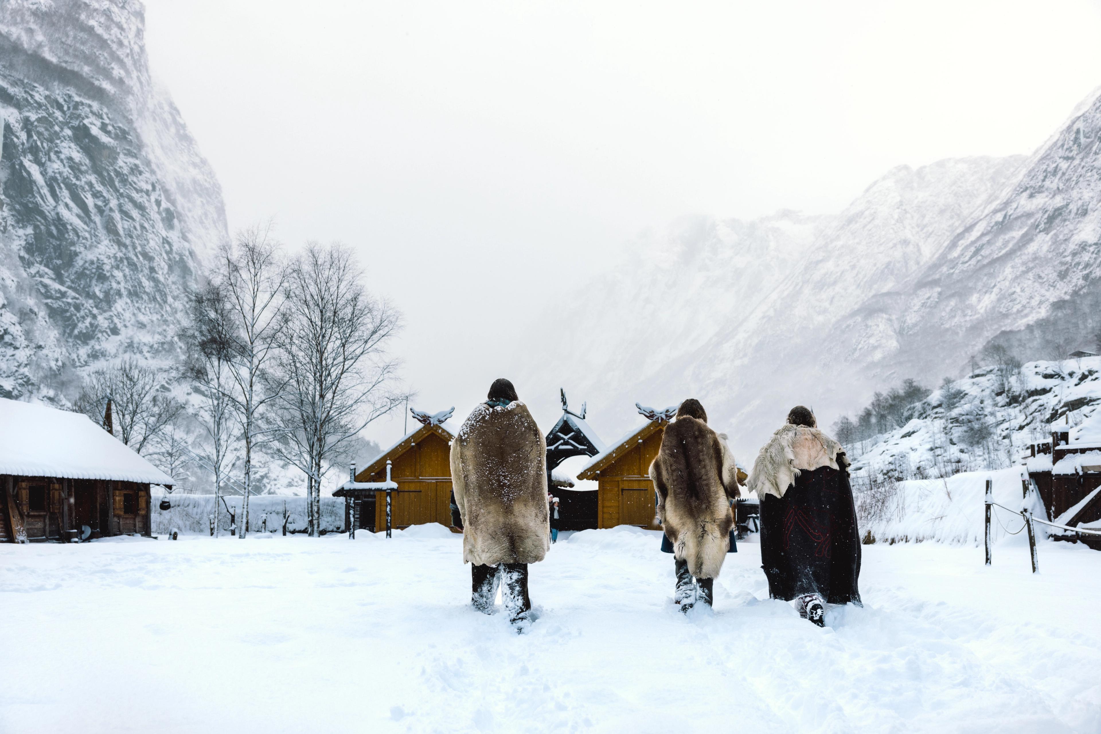 Tre vikinger ikledd reinskinn