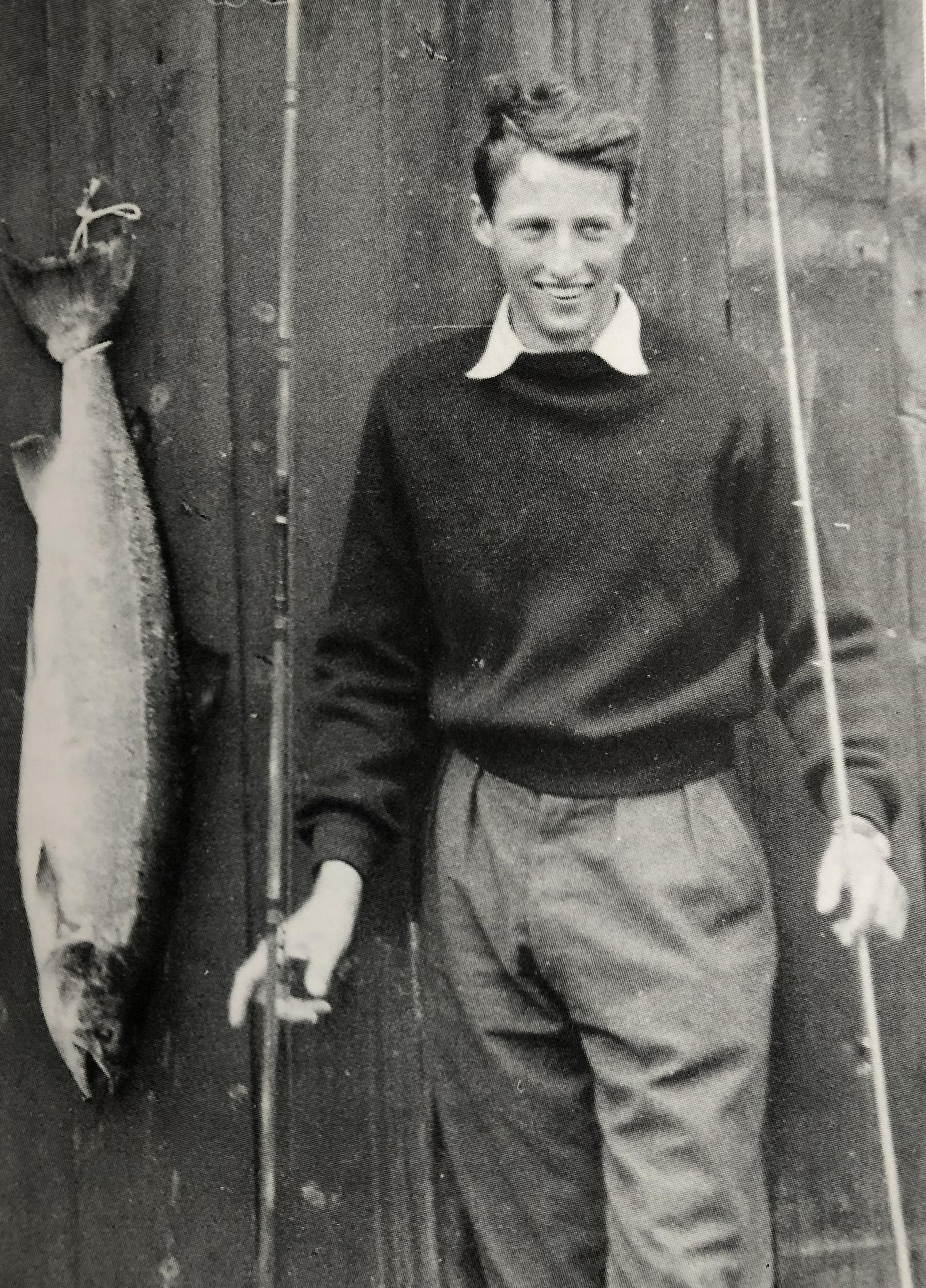 Un joven Rey Harald con un gran salmon