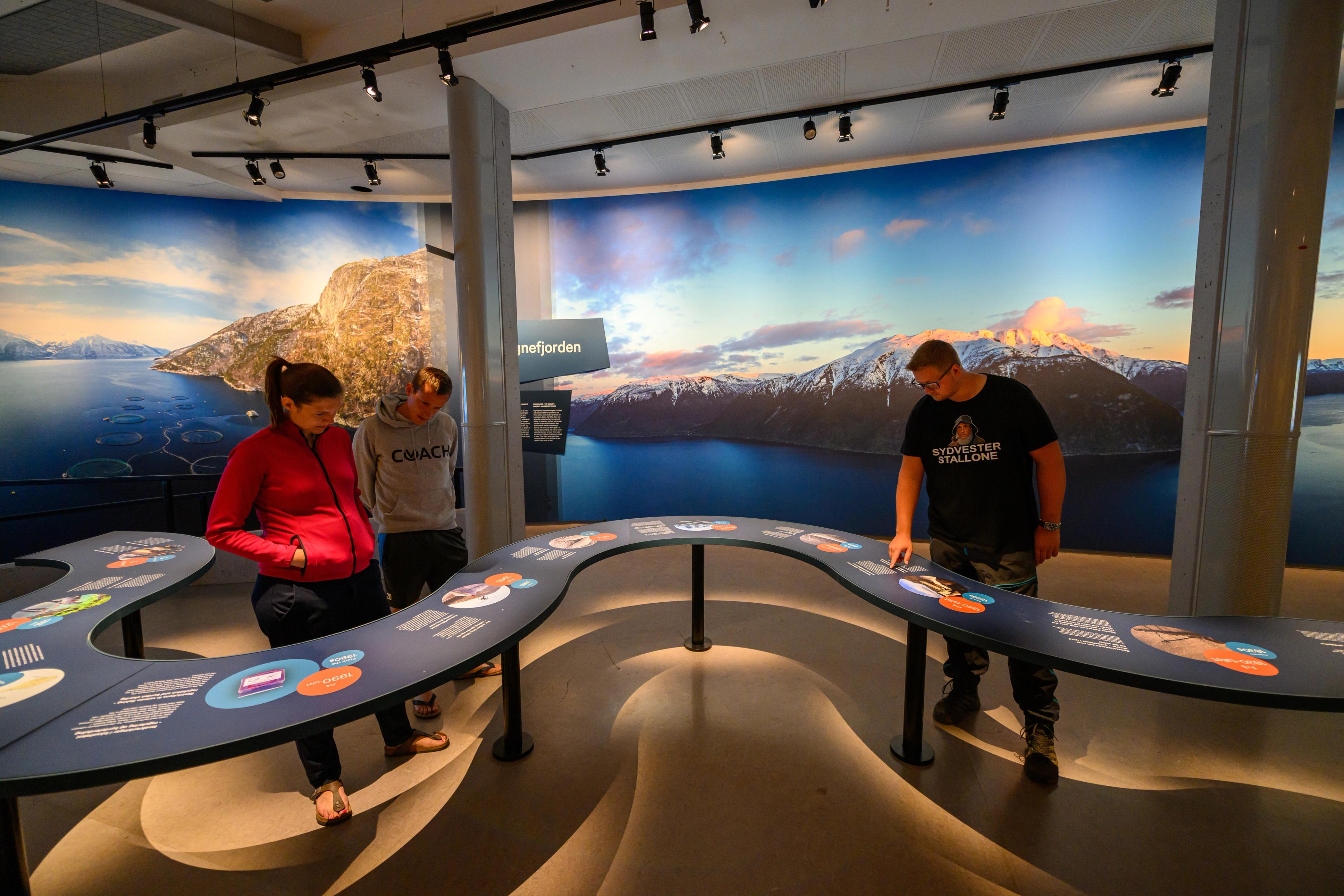 Los turistas aprenden sobre las amenazas que enfrenta el salmón en su viaje hacia el mar y de regreso a su río de origen