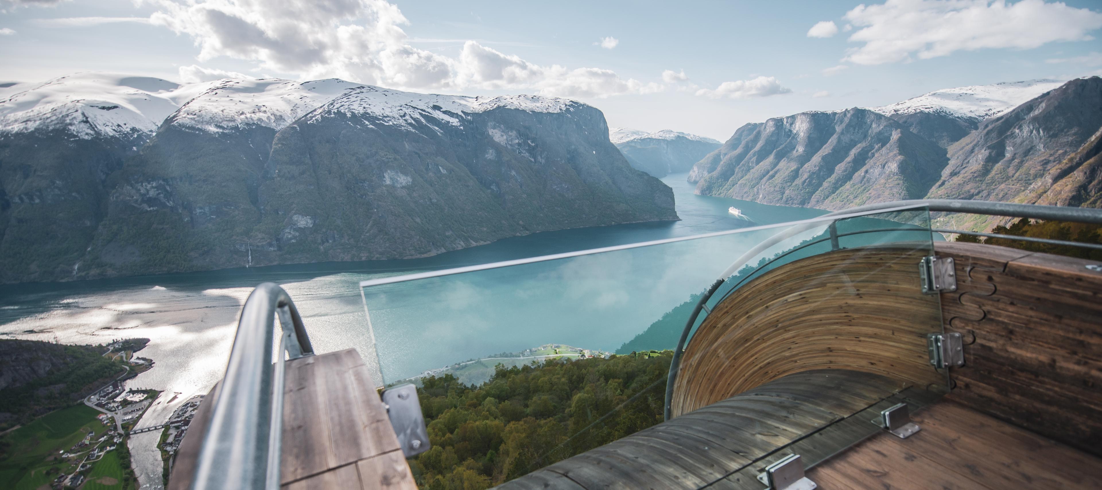 Vidstrekt utsikt over Aurlandsfjorden frå Stegastein utsiktspunkt. Snøen dekkjer fjelltoppane.