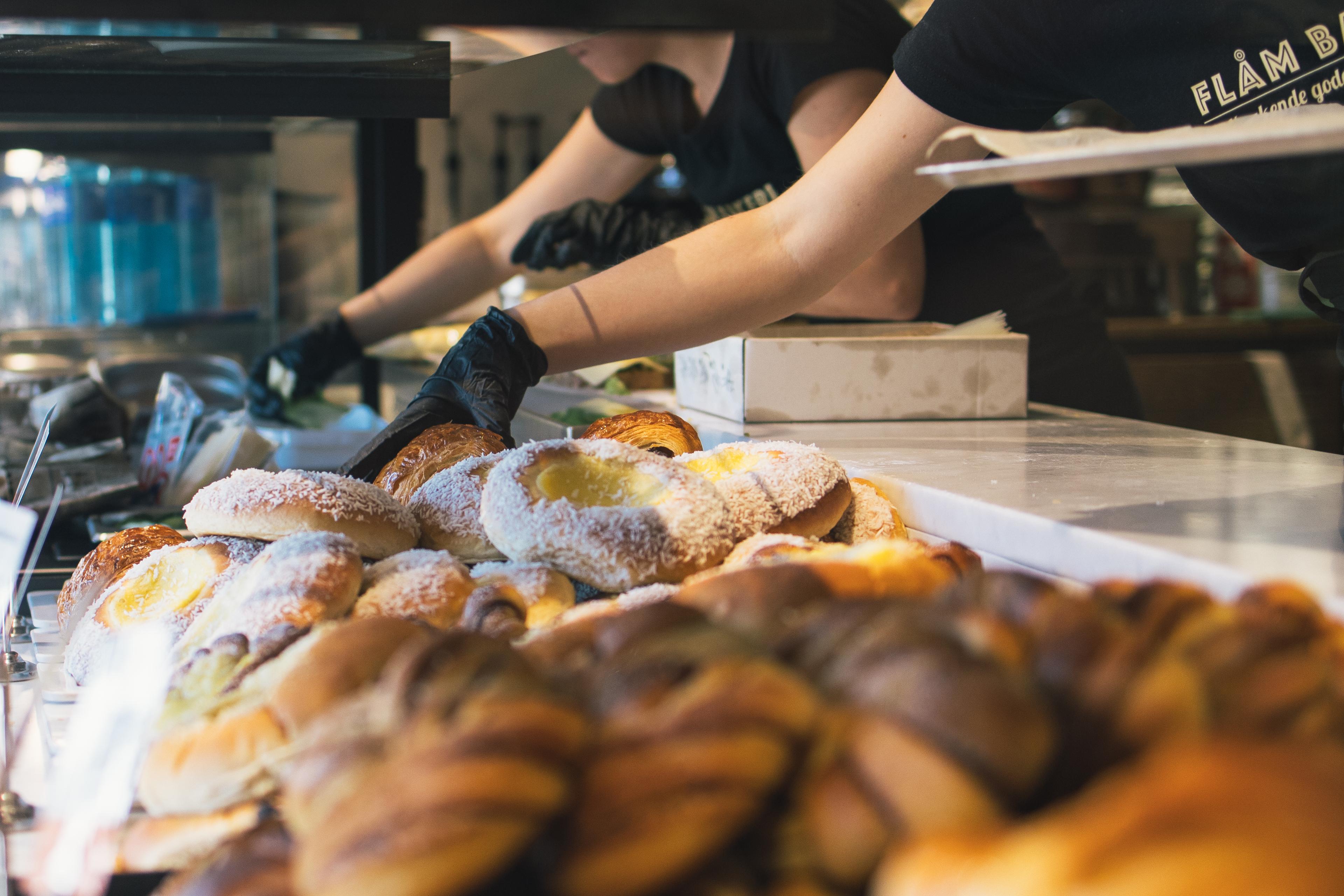 Bakeridisk fylt med kanelboller og skuleboller.