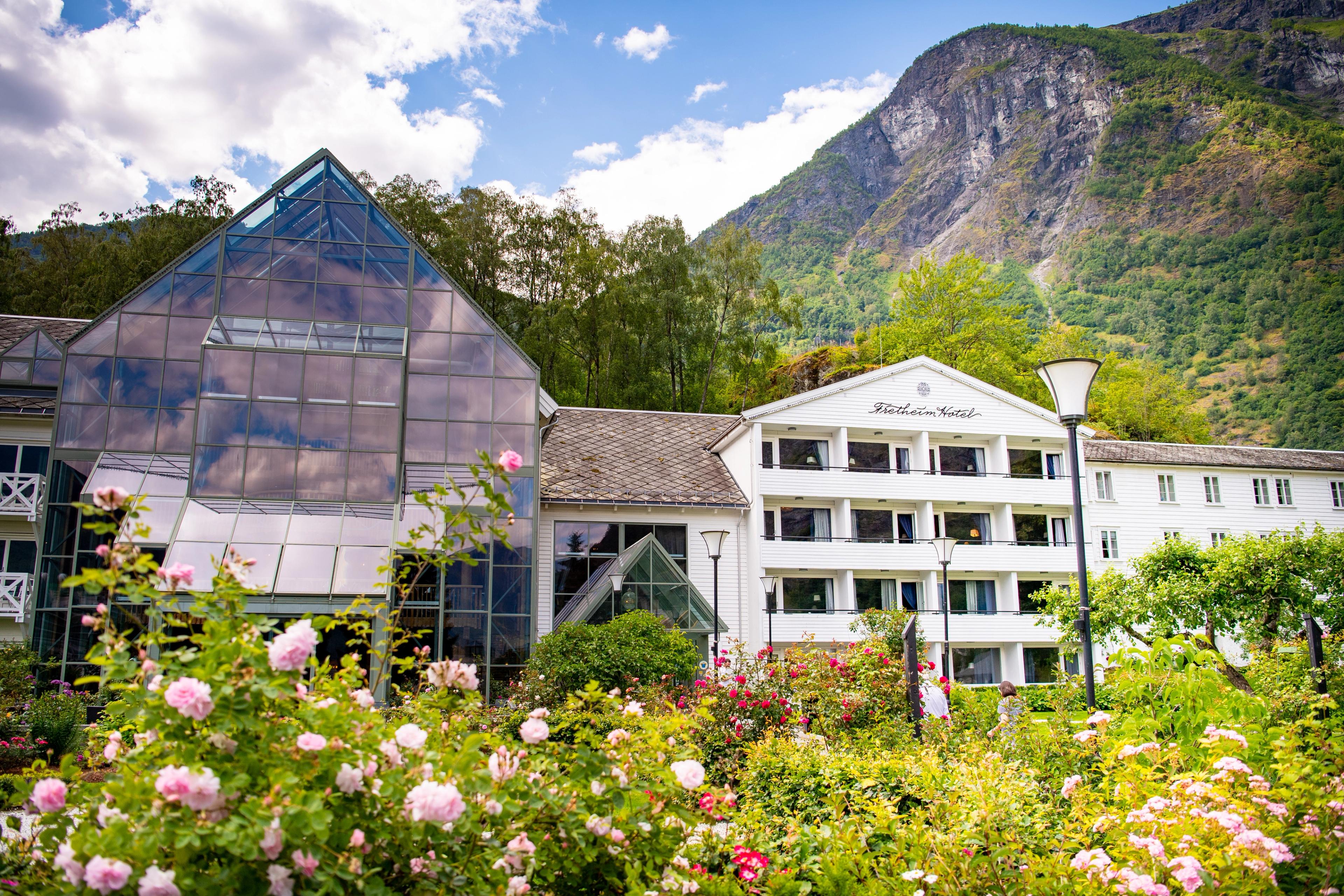 Eksteriørbilde av Fretheim Hotel om våren.