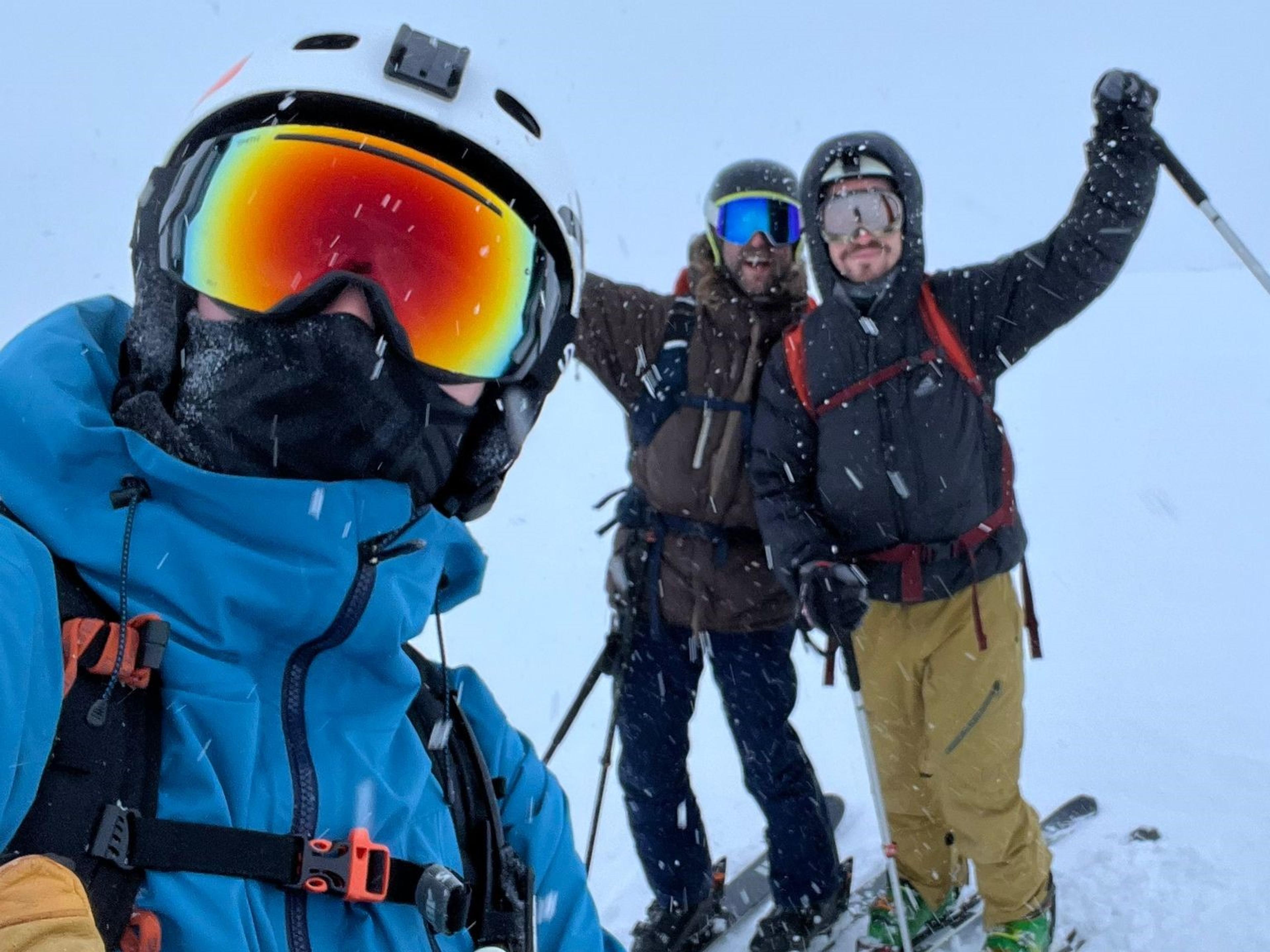 Tre skikjørere som poserer og smiler