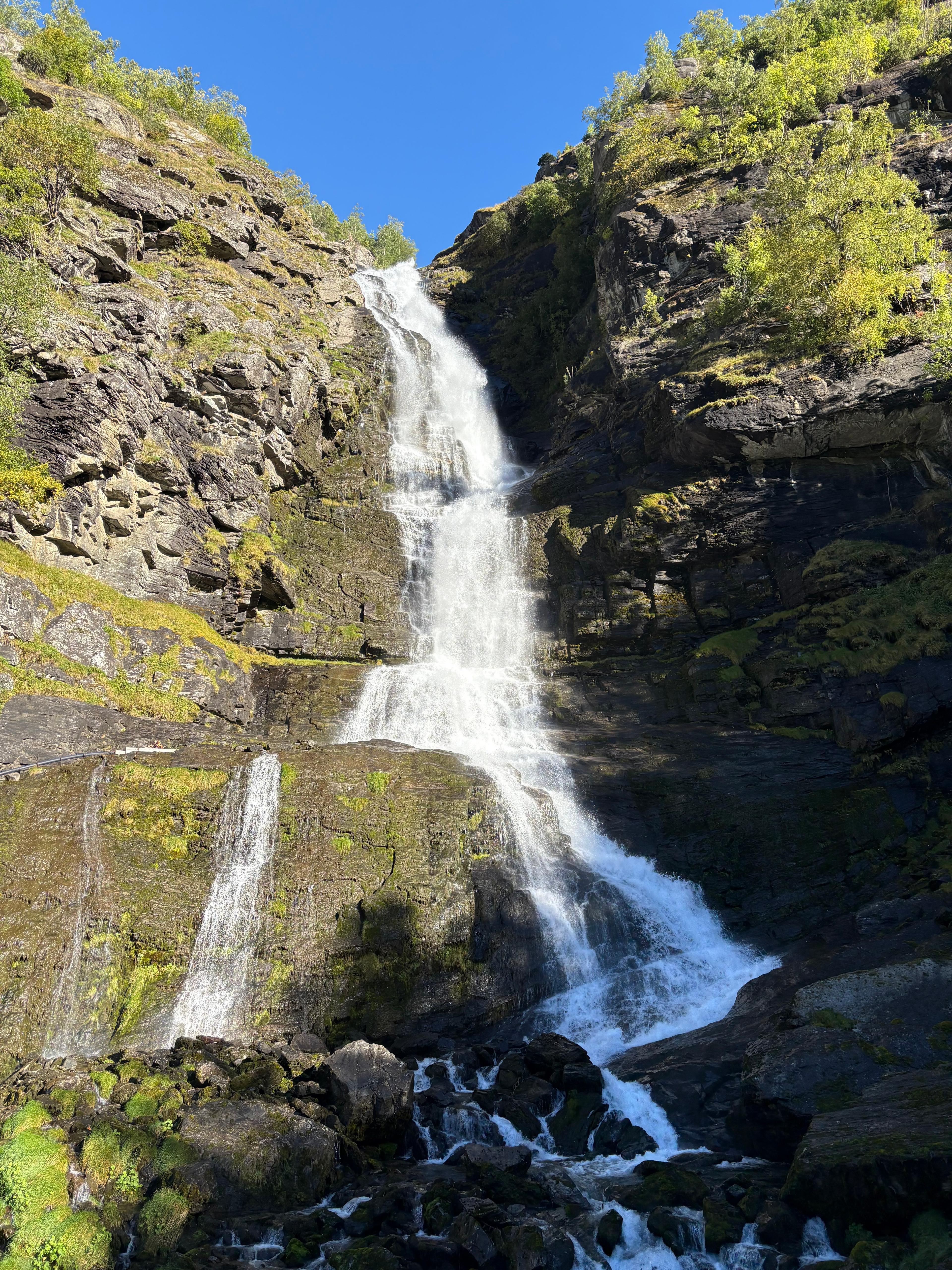 Photo de la cascade de Turlifossen à Aurland.