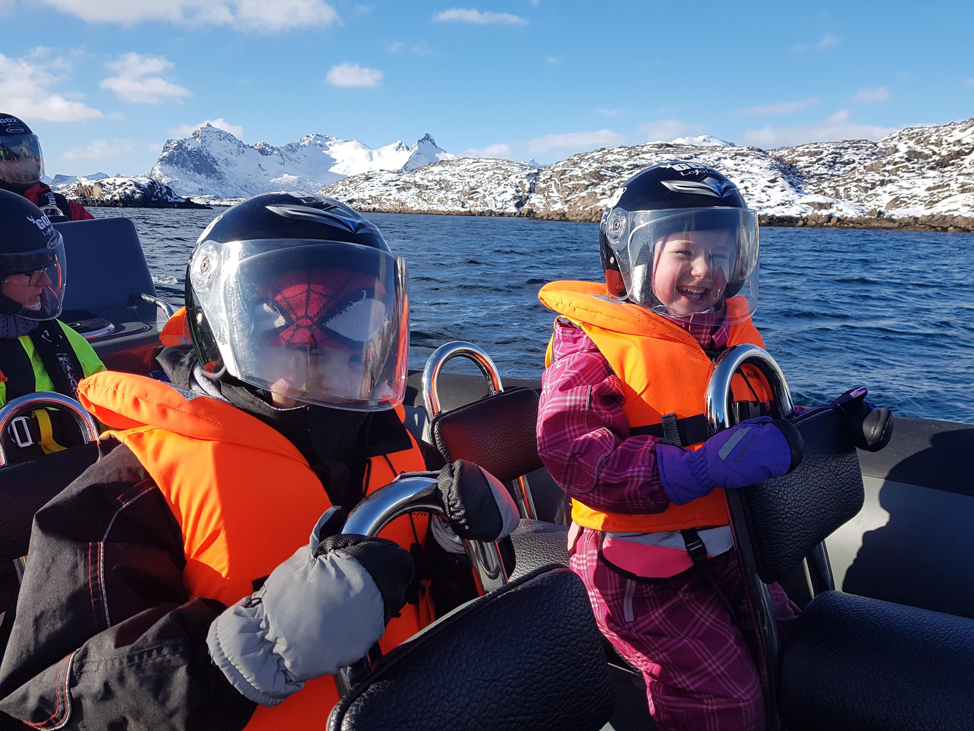 Familie auf RIB-Safari von Svolvær zum Trollfjord in Lofoten