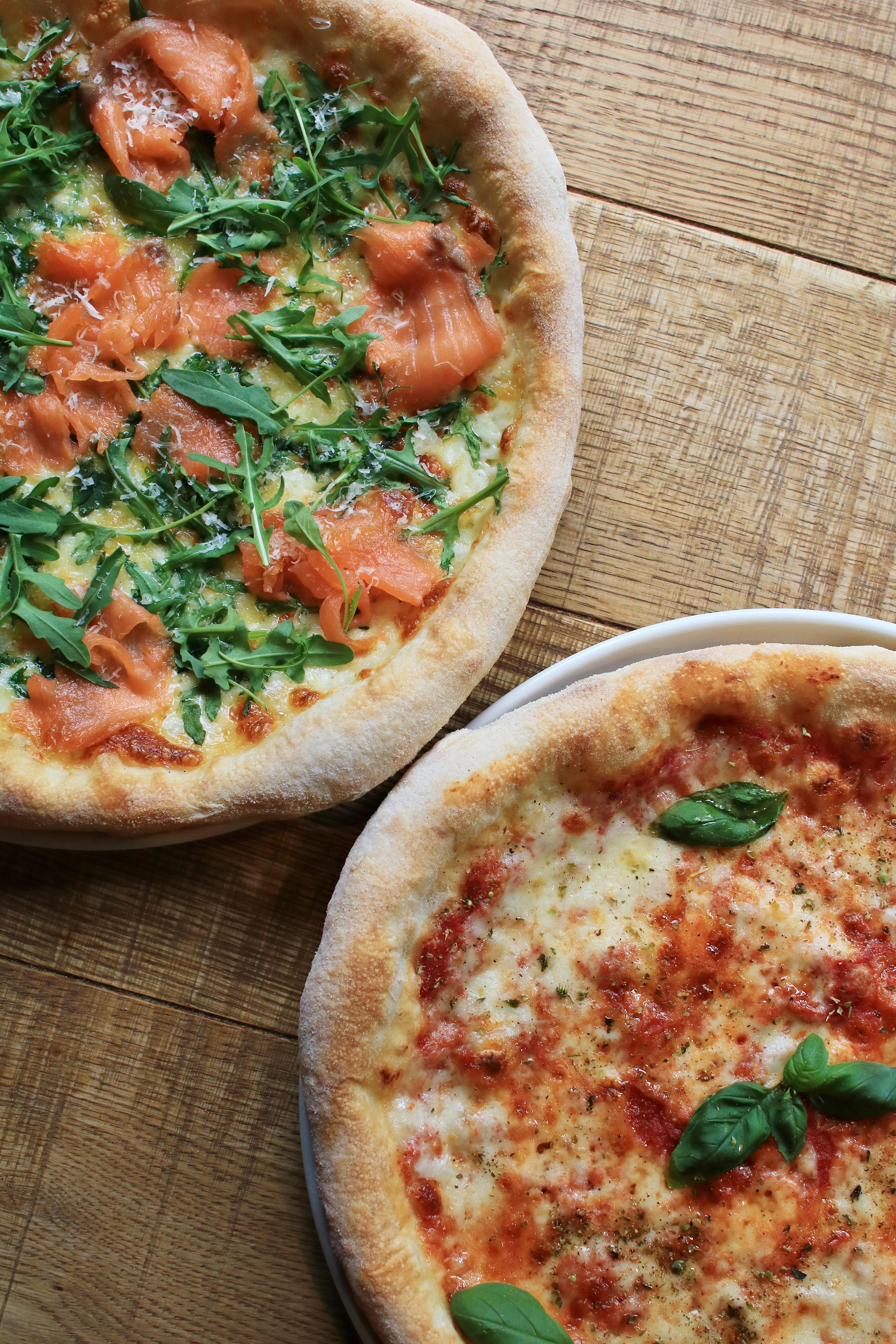 Nahaufnahme von zwei Pizzen.