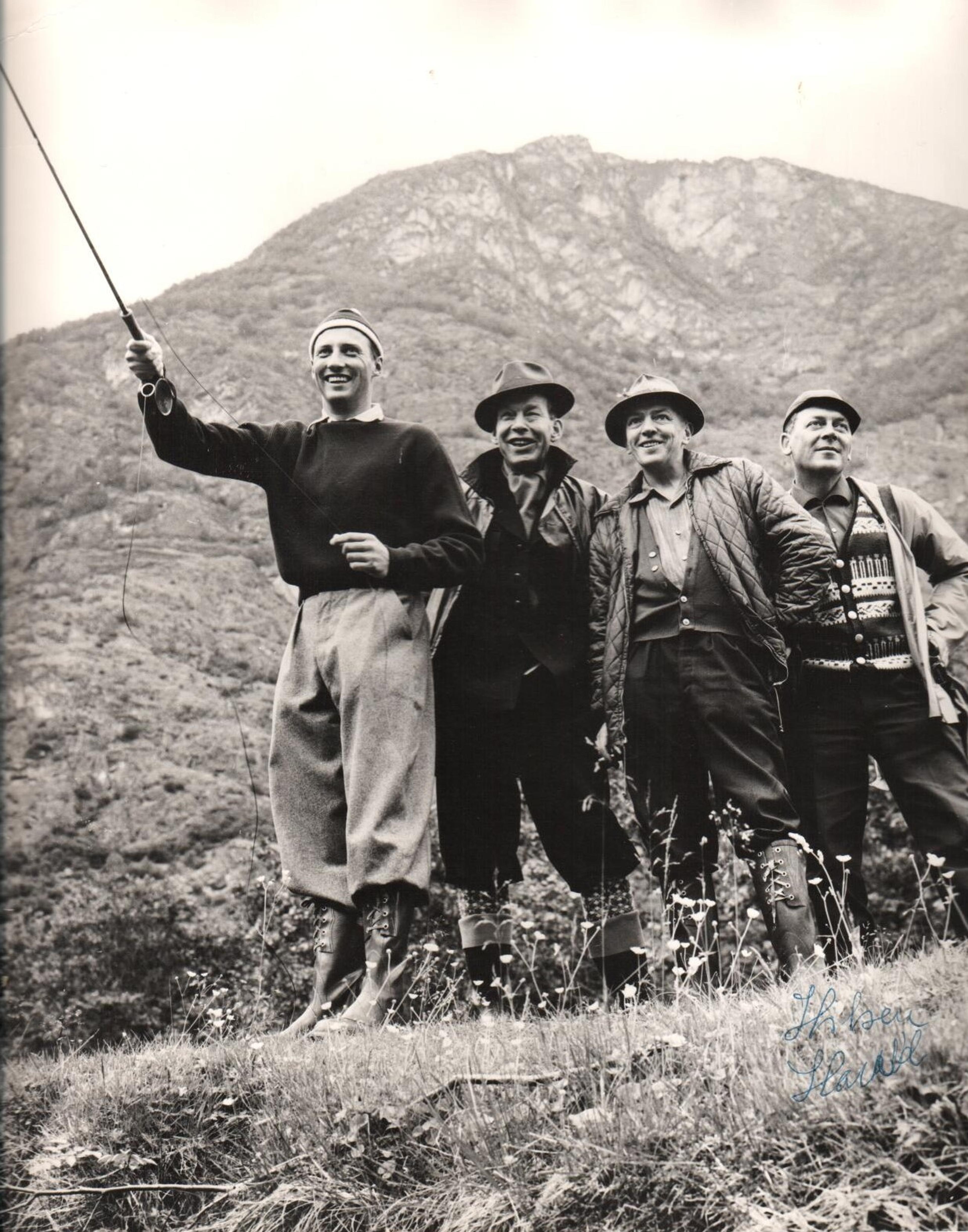 Un joven Rey Harald pescando salmon en Lærdal