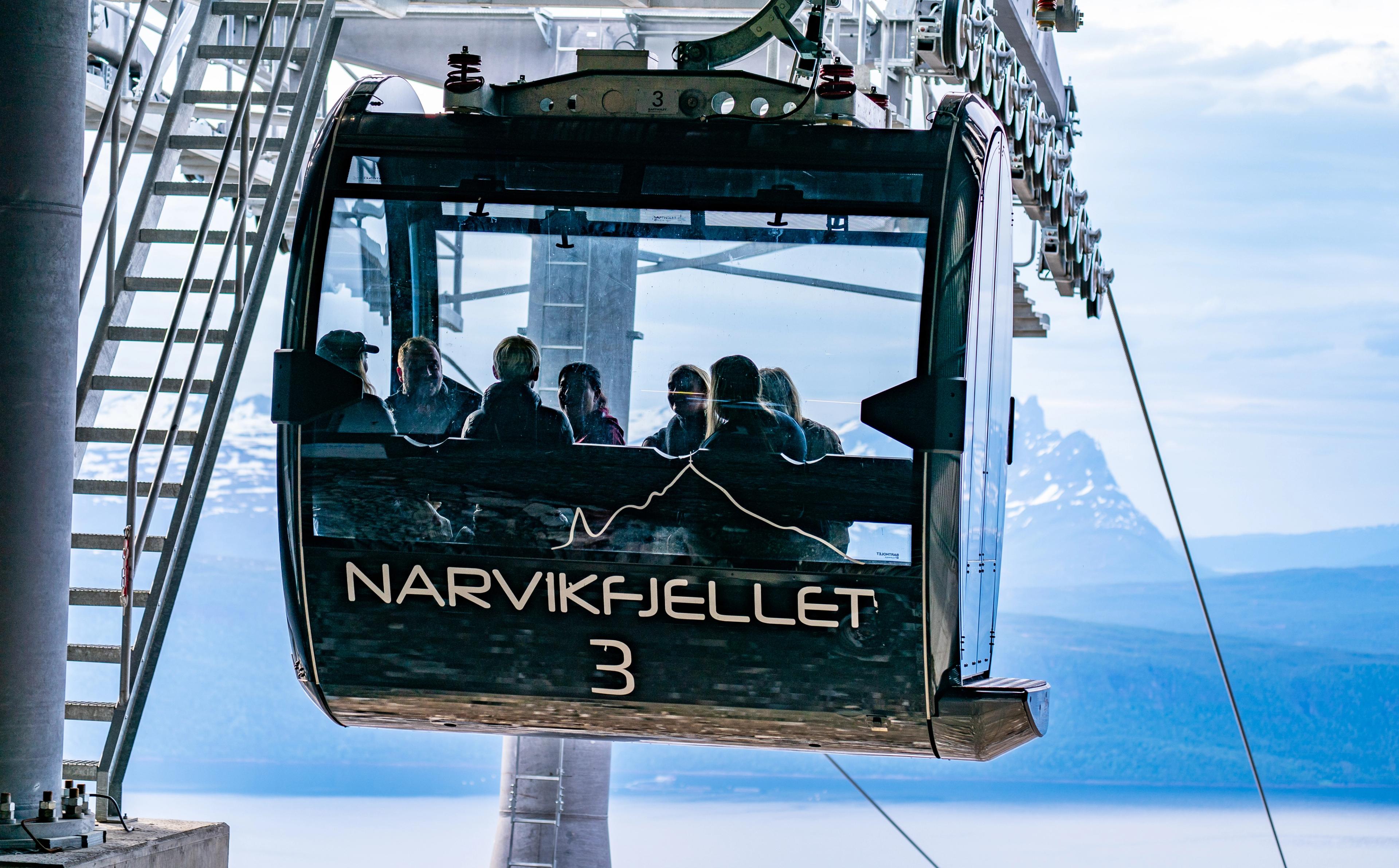 En full kabin på Narvik Gondol ved toppstasjonen.