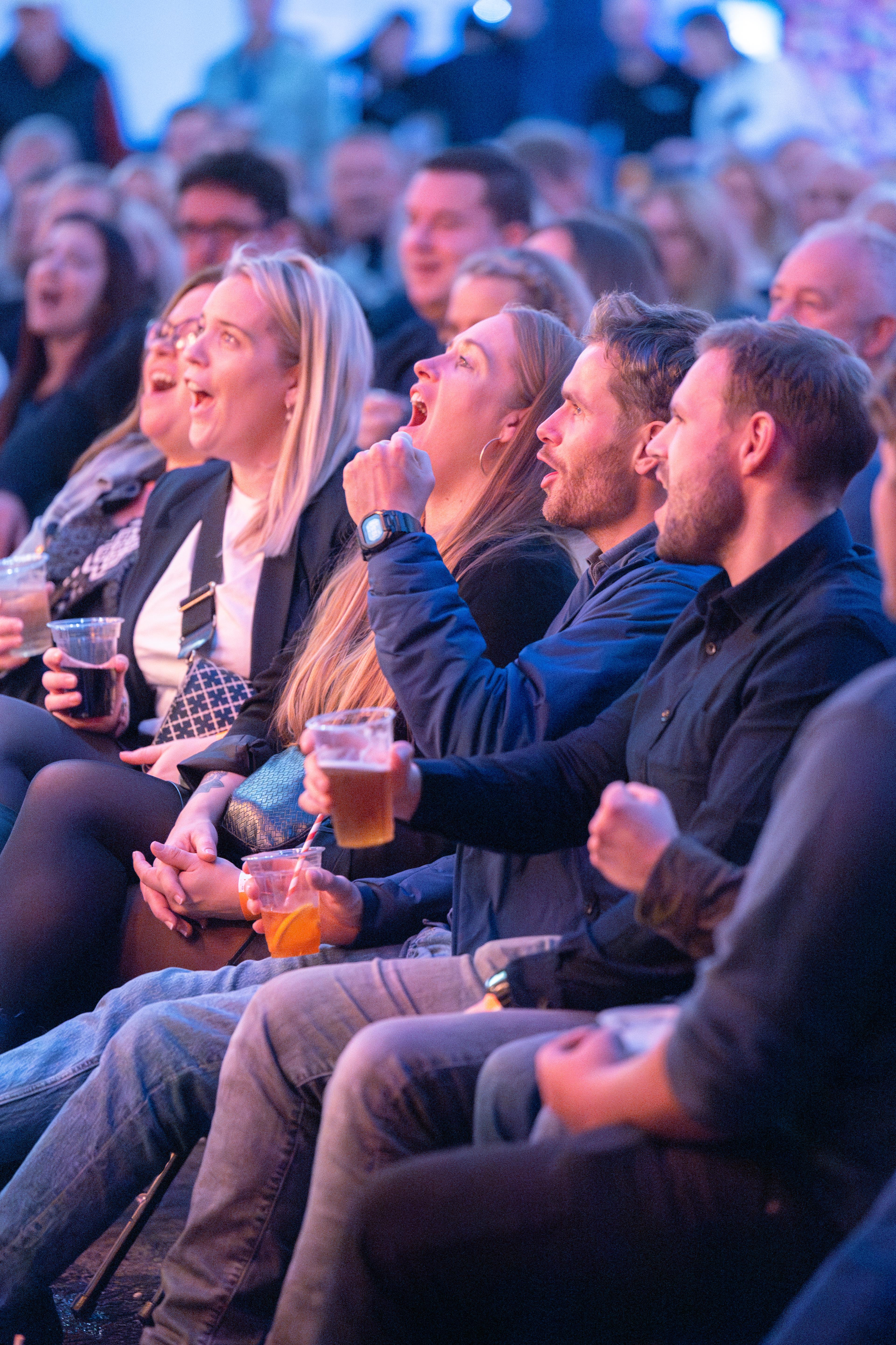 Publikum som hoier og skriker