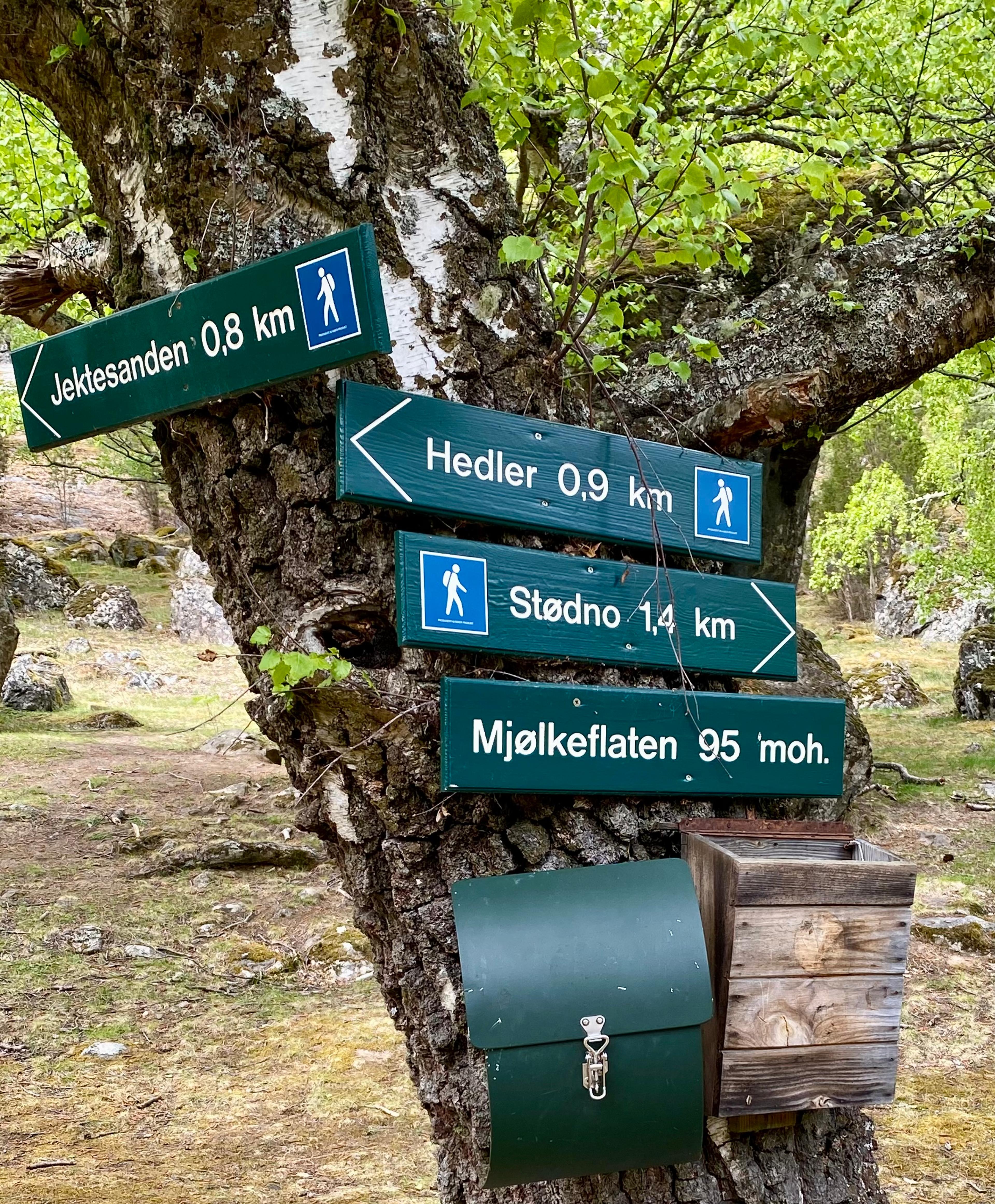 Signs towards Jektesanden and Stødno. 