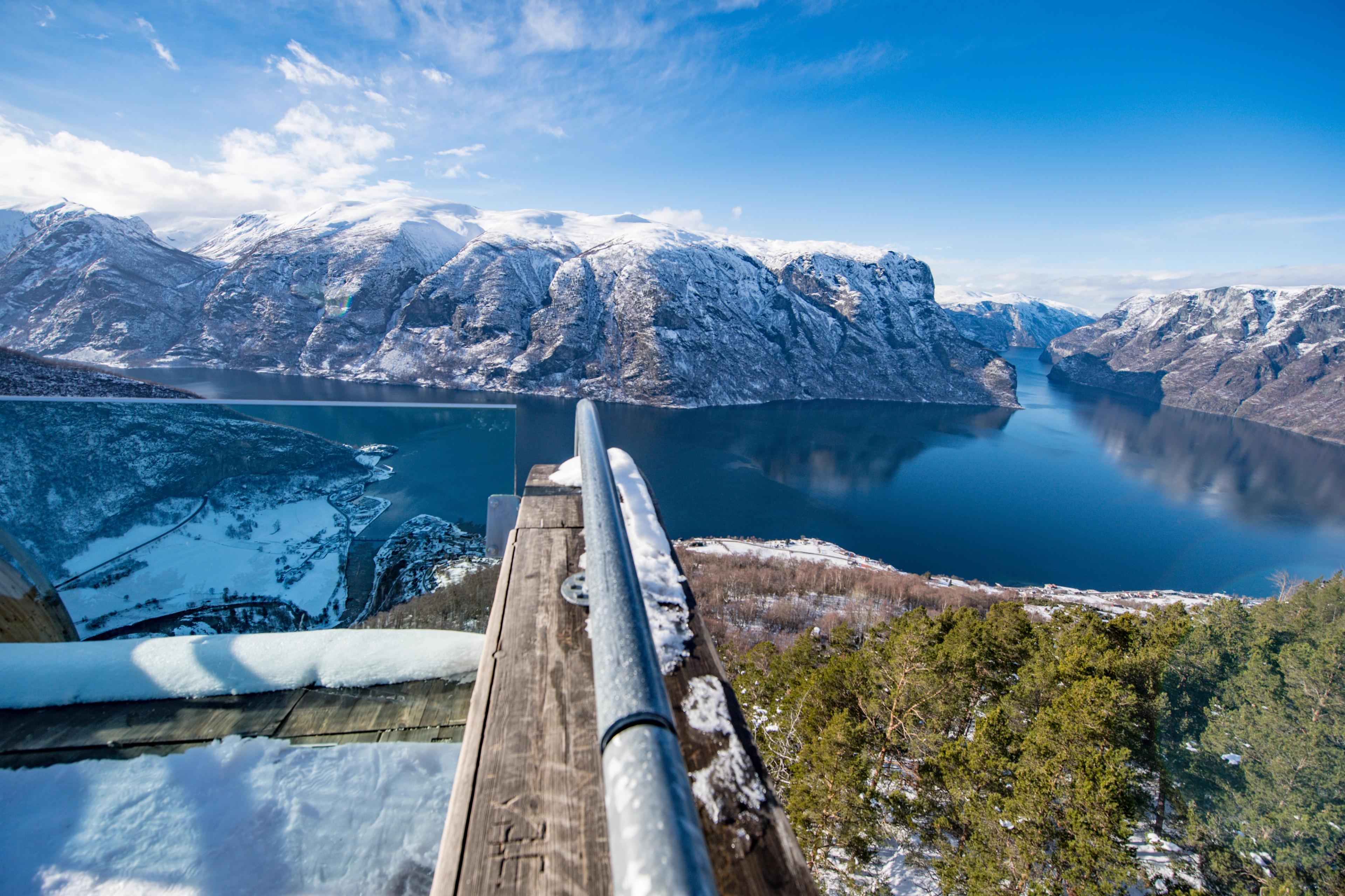 Fjordlandskap dekt av snø og sol. utsikt fra Stegastein