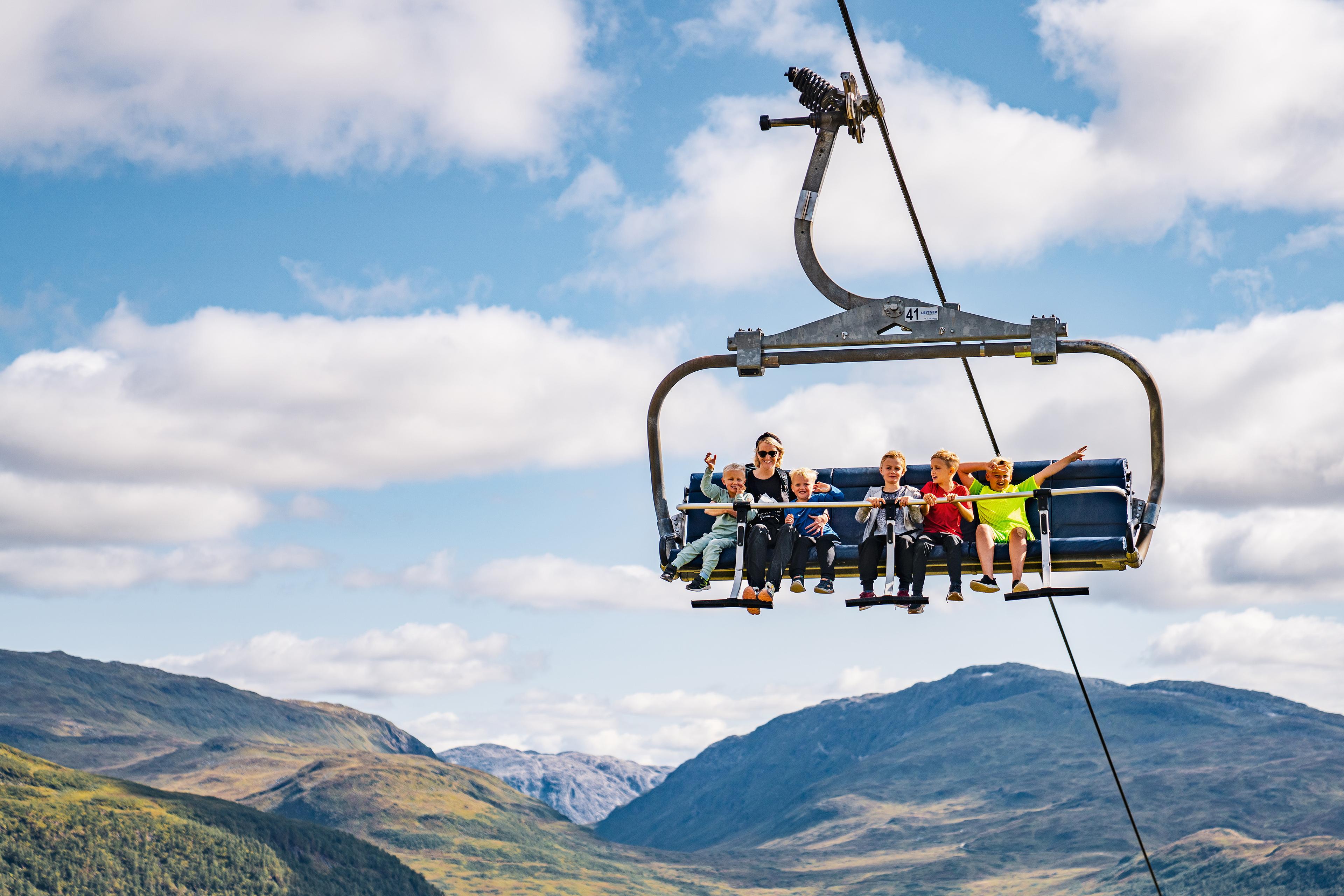 Le télésiège de Myrkdalen en été. Un téléphérique complet et un paysage montagneux en arrière-plan