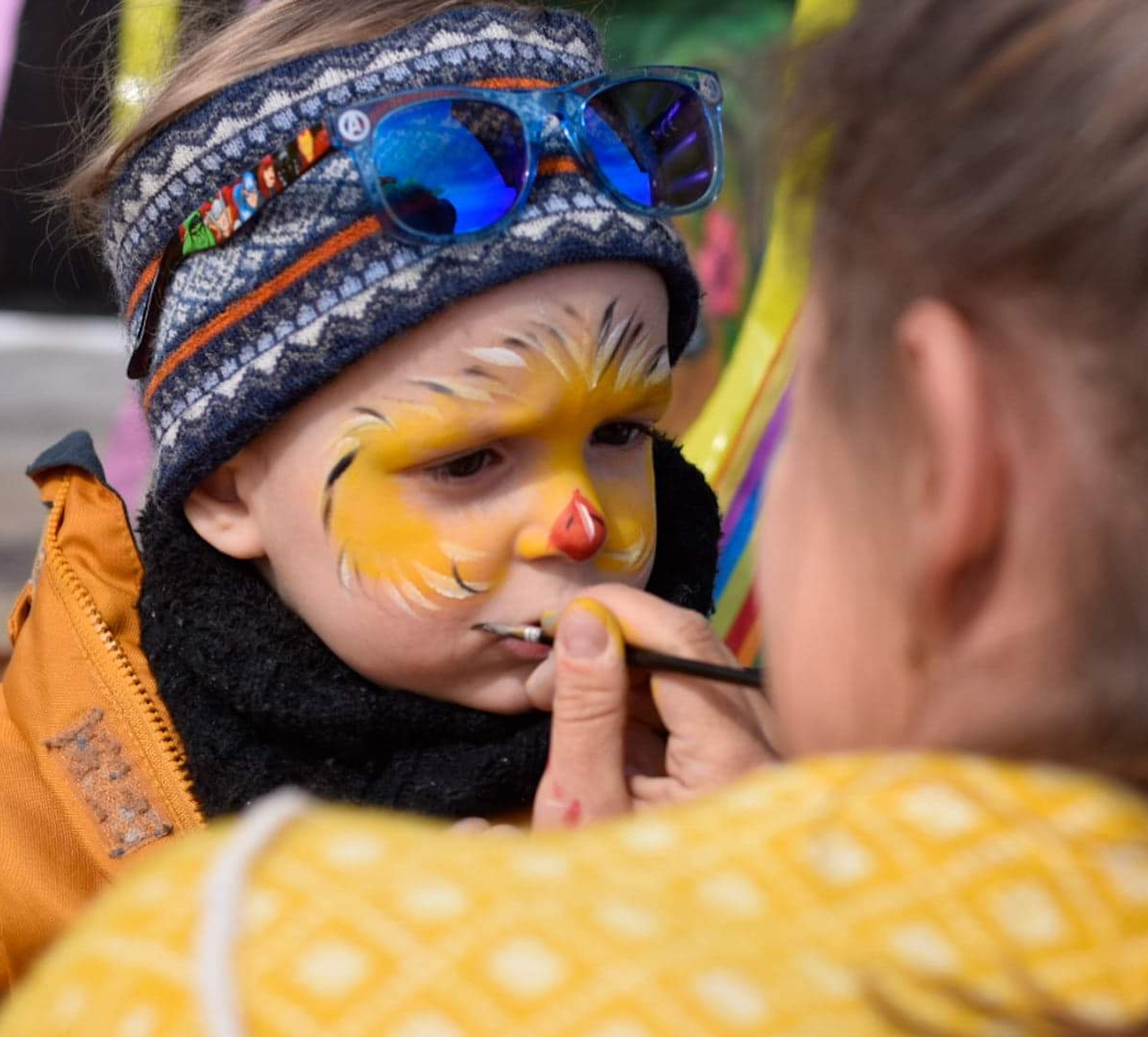 Et barn får ansiktsmaling.