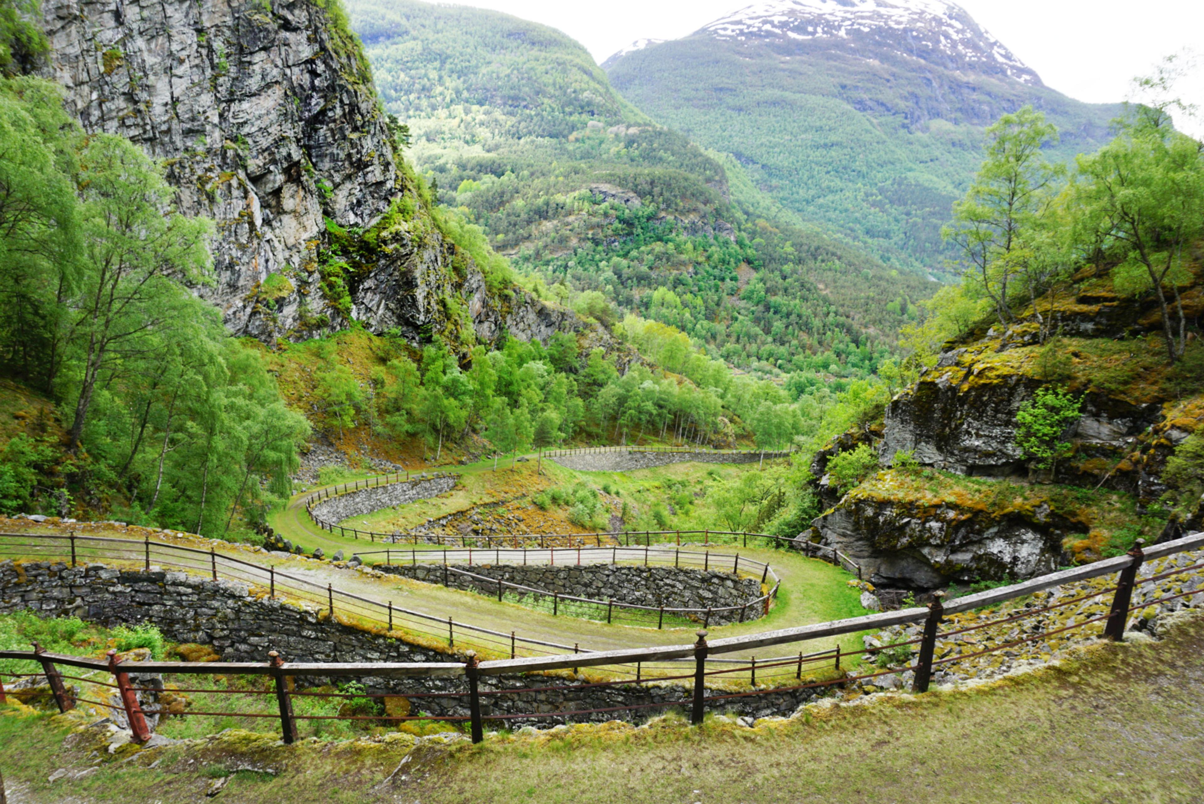 Vindehella skaret på Kongeveien. Krappe 180 graders svinger, bygd opp av høye steinmurer med rekkverk av støpjern fra Eidsvoll. Foto Westvig