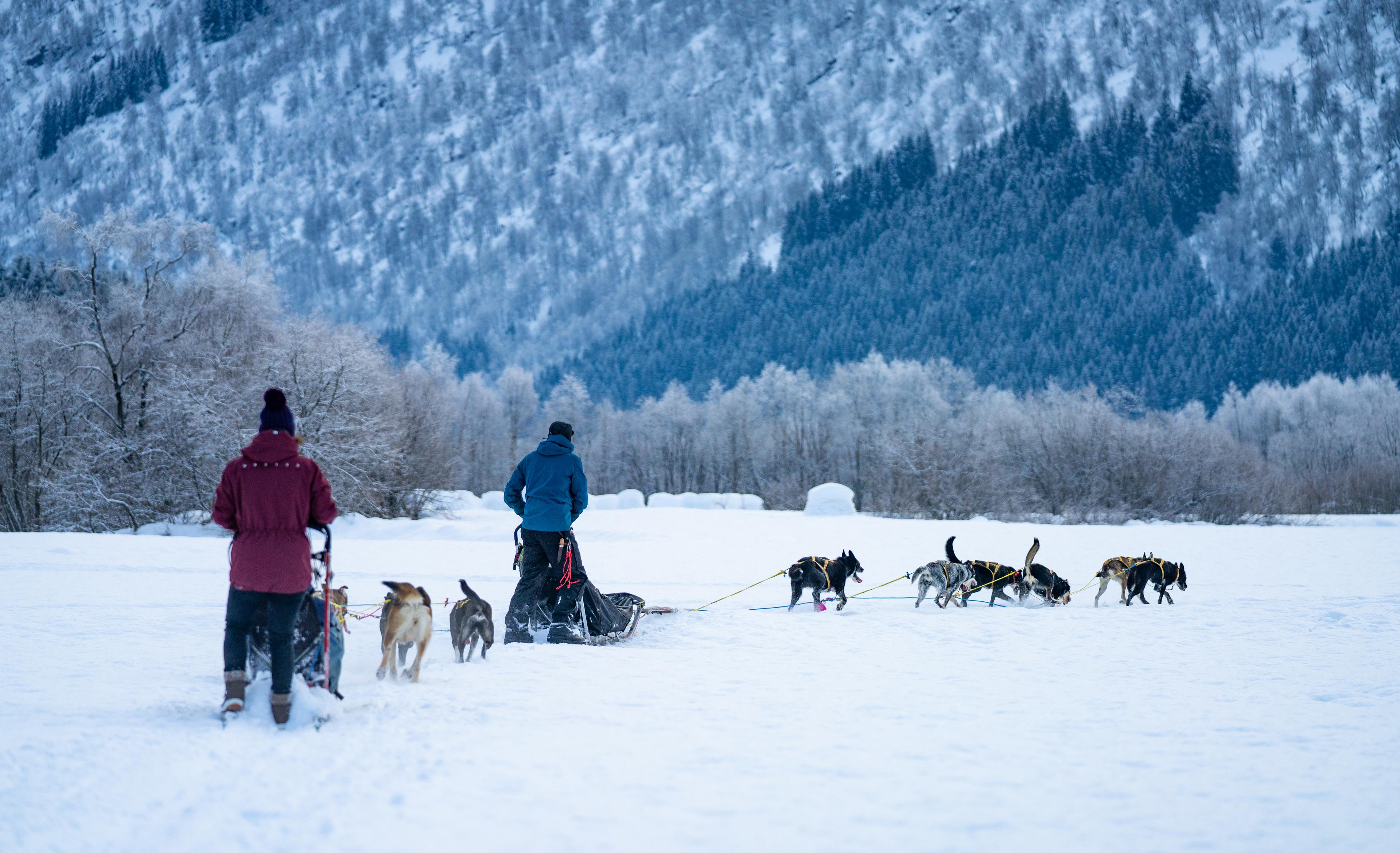 Folk rundt bålet. Fjell i bangrunnen