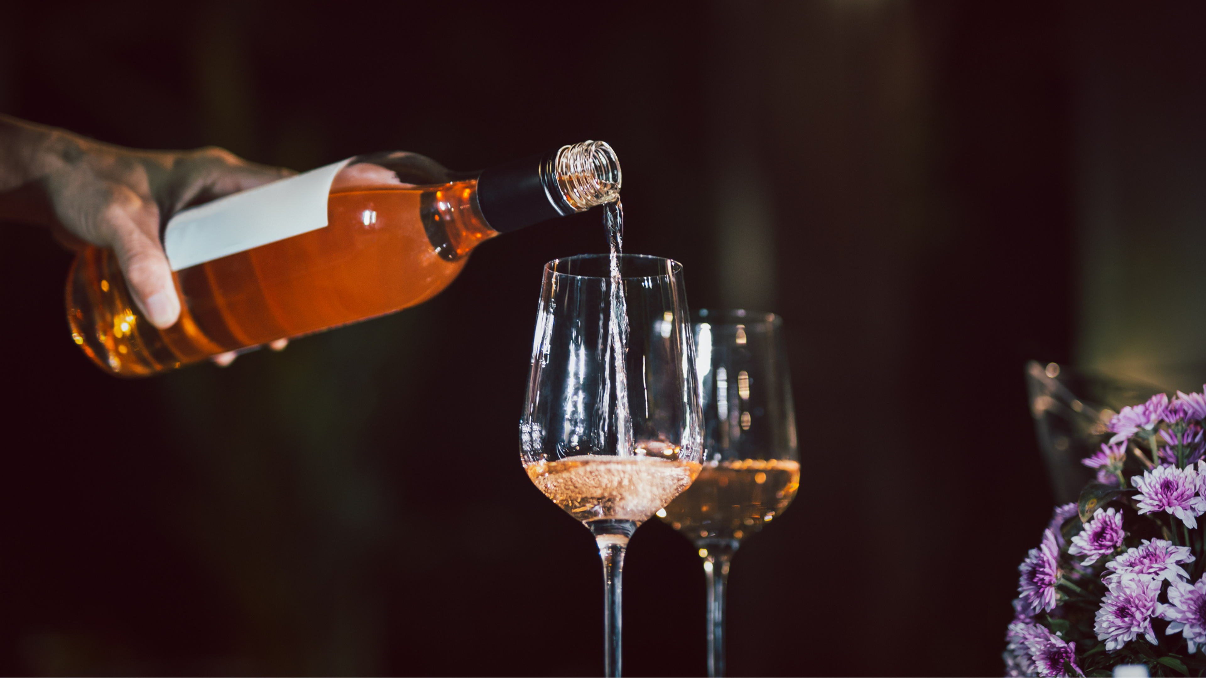 Sider helles over i et glass