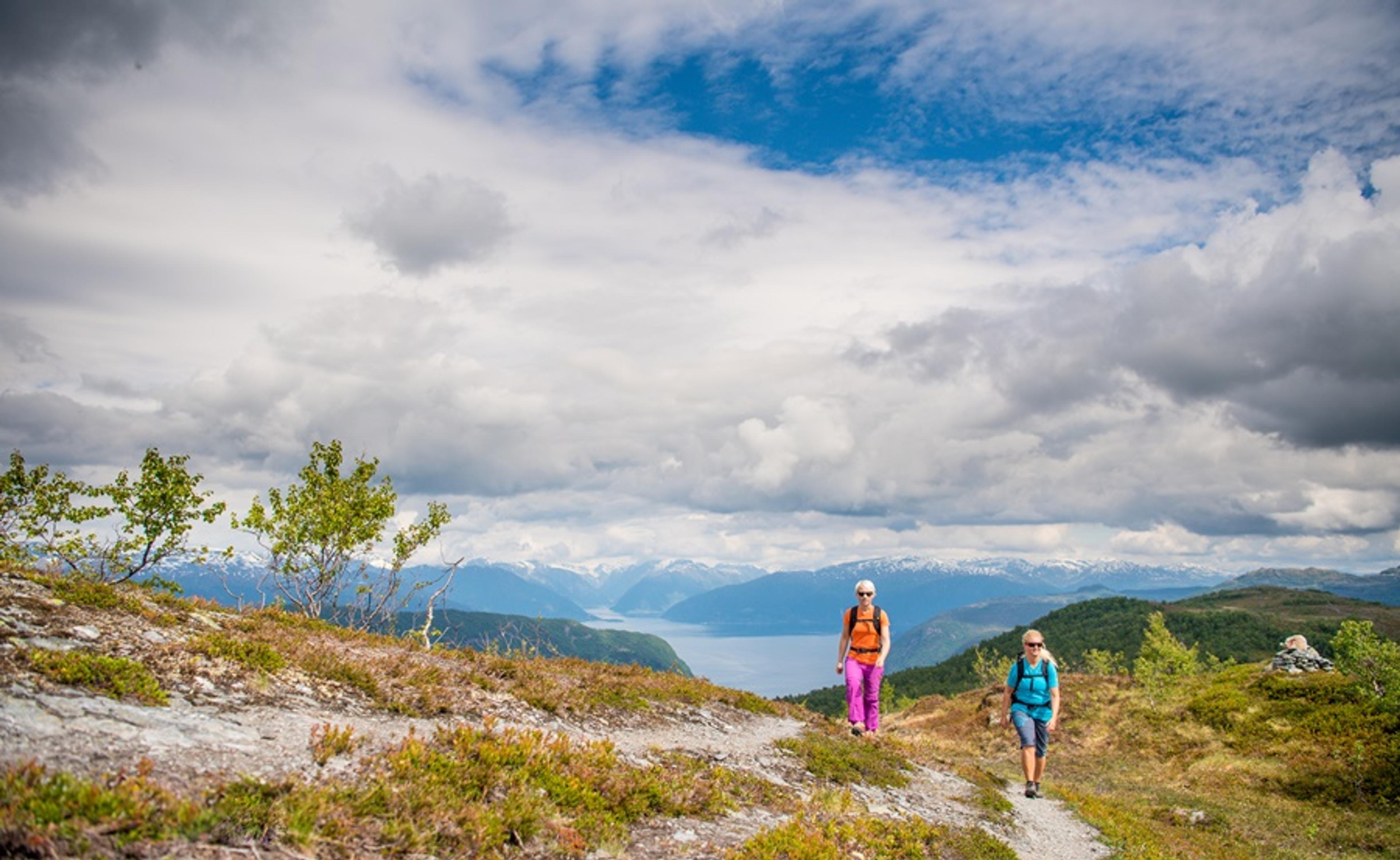 Ha kartet framme når du er på tur i fint vær og ta mange korte stopp for å finne terrengdetaljene rundt deg på kartet.