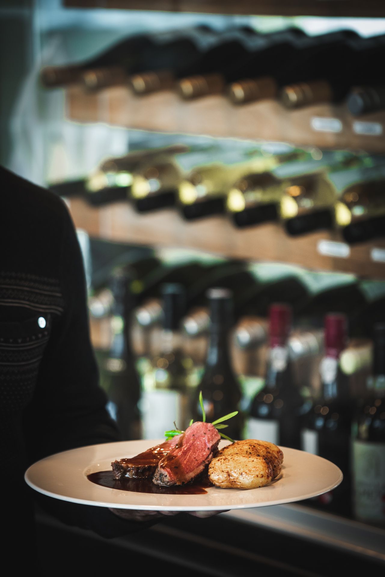 Biff servert med poteter og rødvinssaus på restaurant.