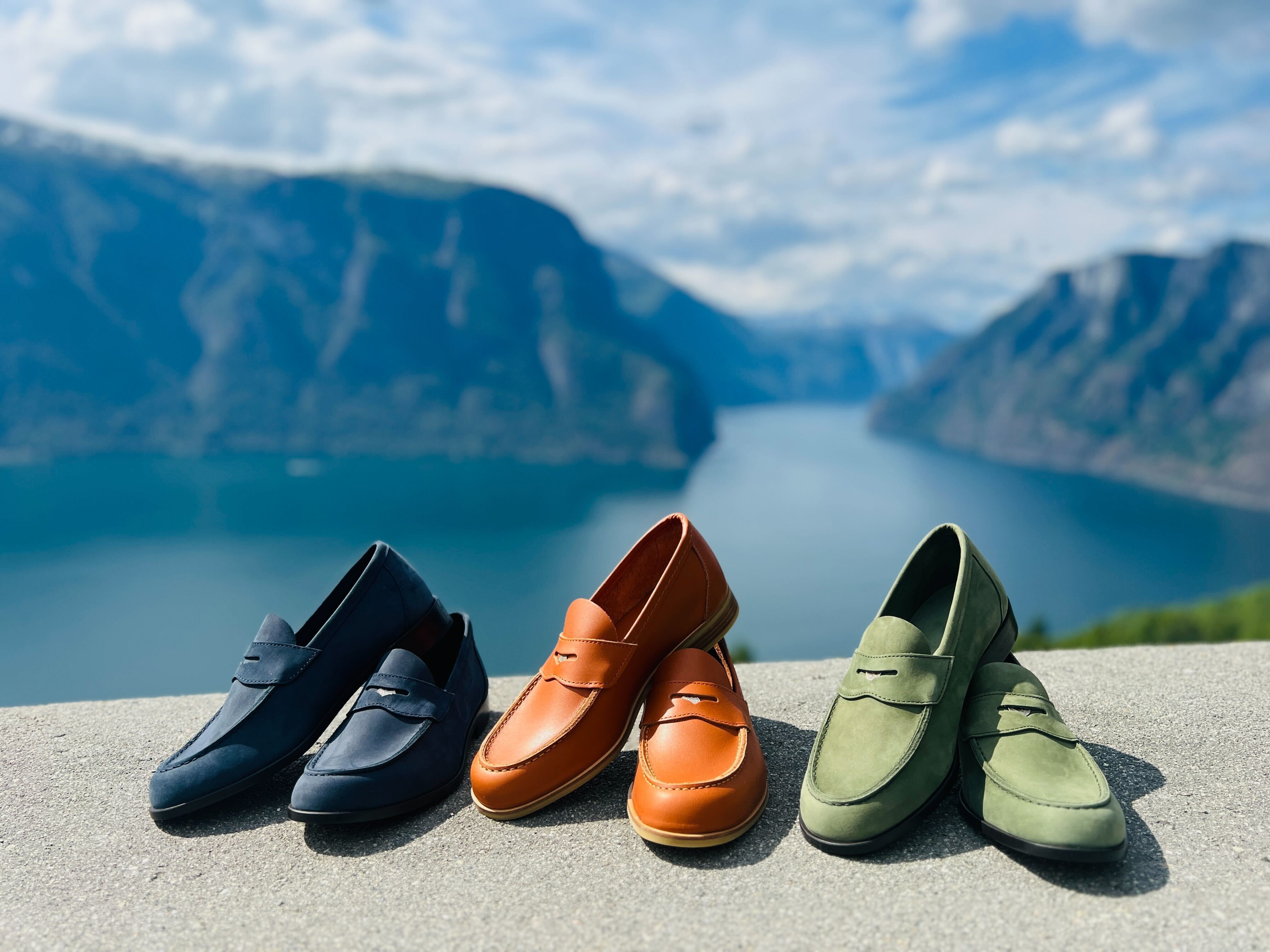 3 par Aurlandsko, i blått, brunt og grønt. 