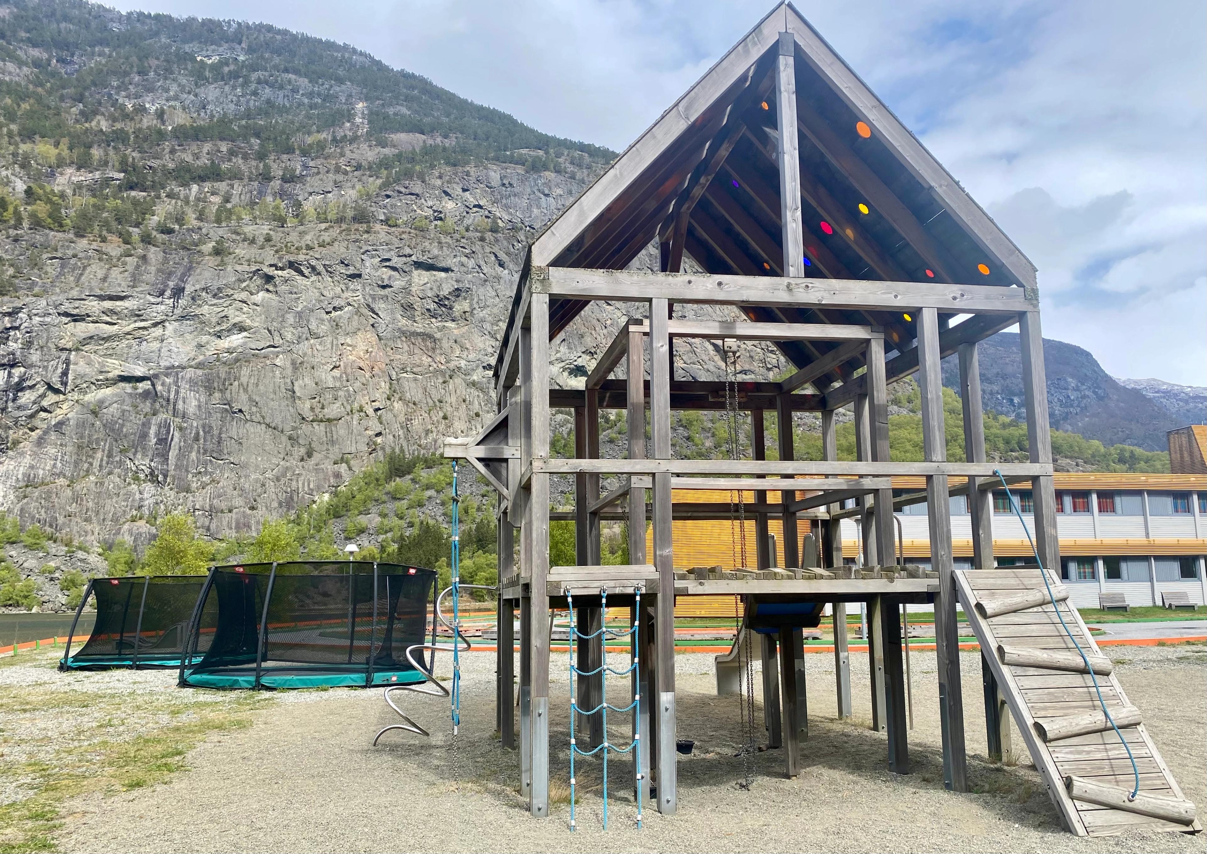 Klatrestativ og trampoliner i Motorikkparken