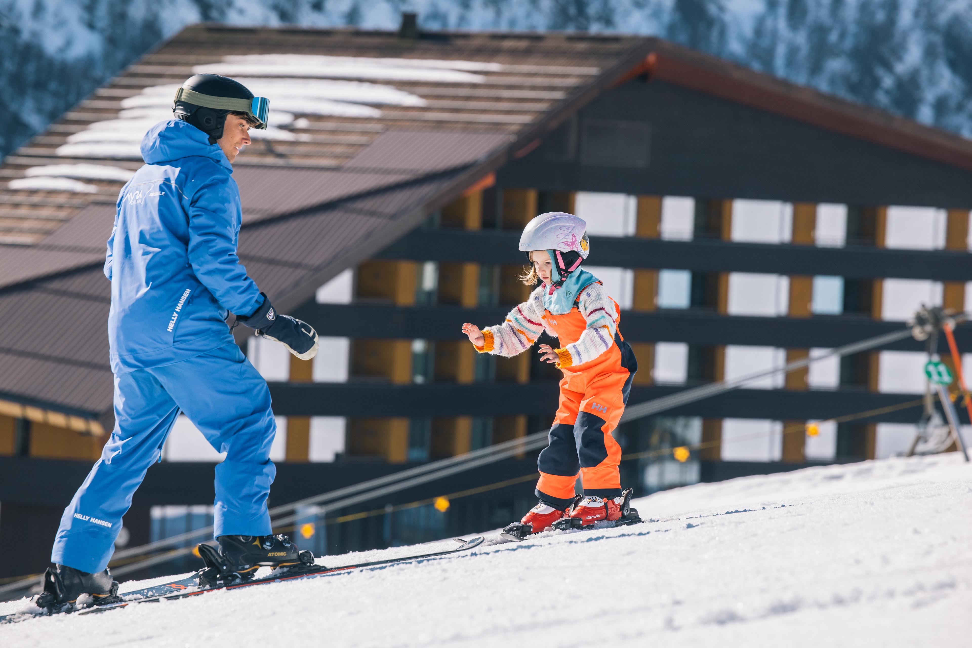 Myrkdalen Skiskule lærar barn å stå på ski