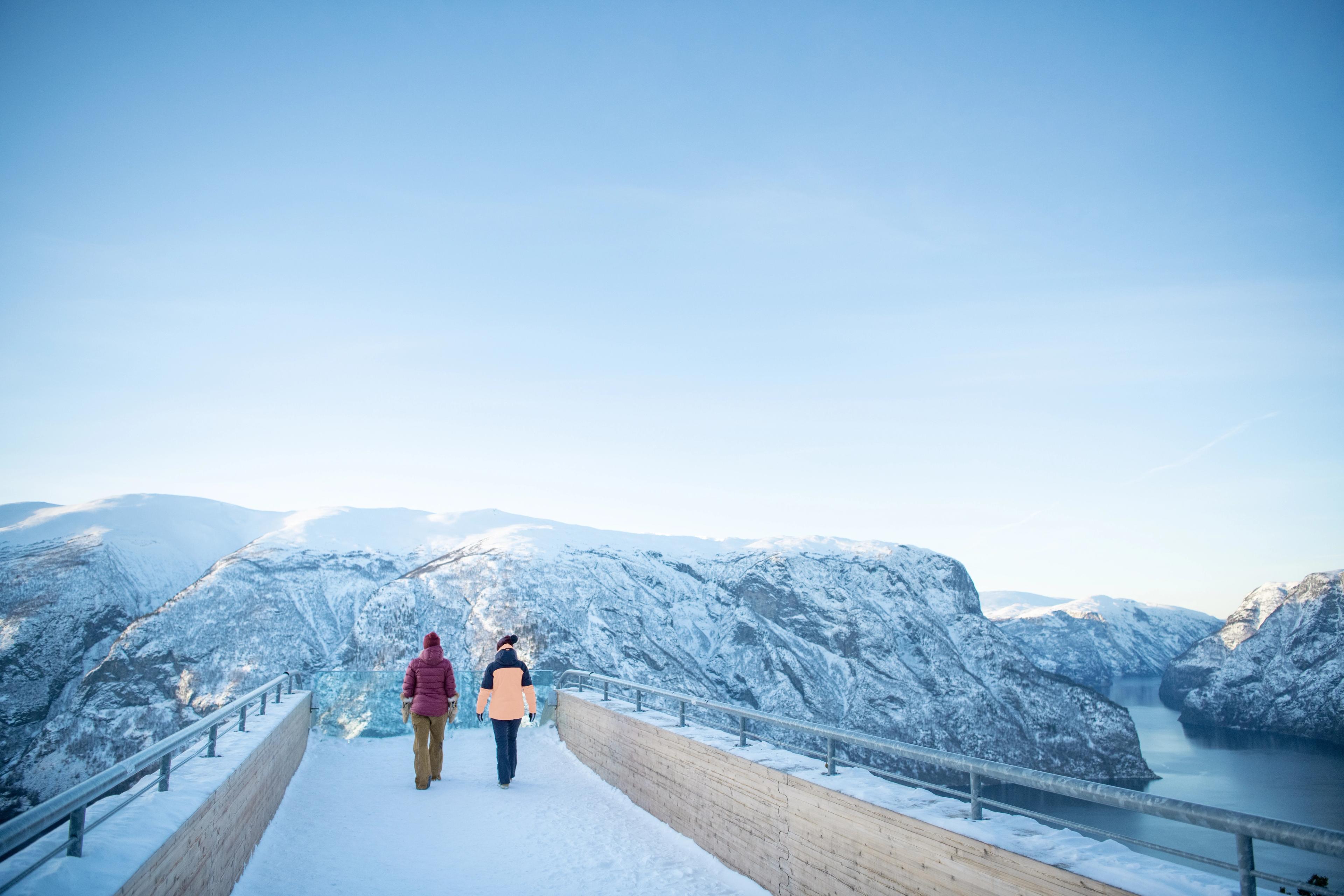 To kvinner gåt ut på Stegastein i snø