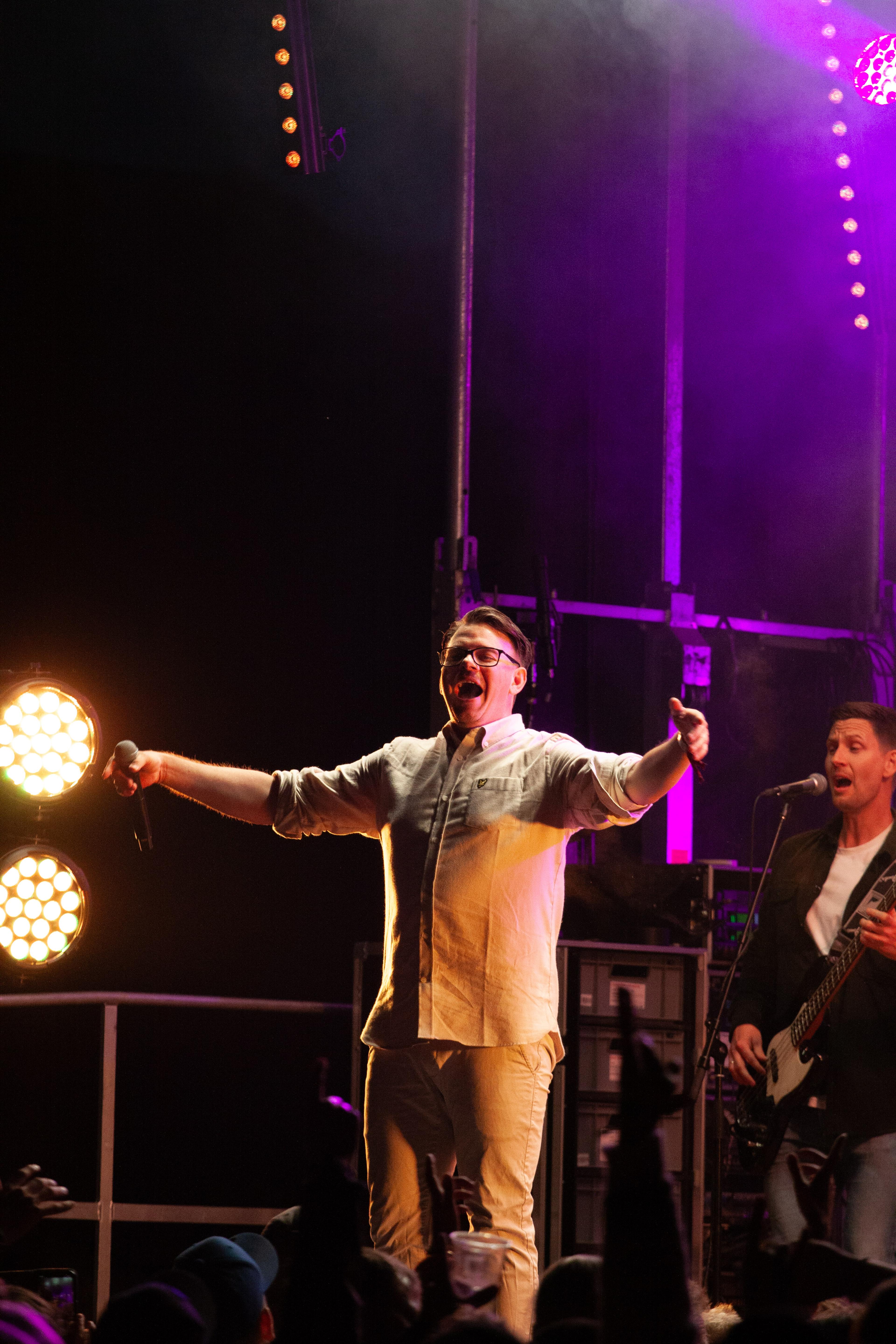 Solisten shower på scenen. På Grensen til Allsang